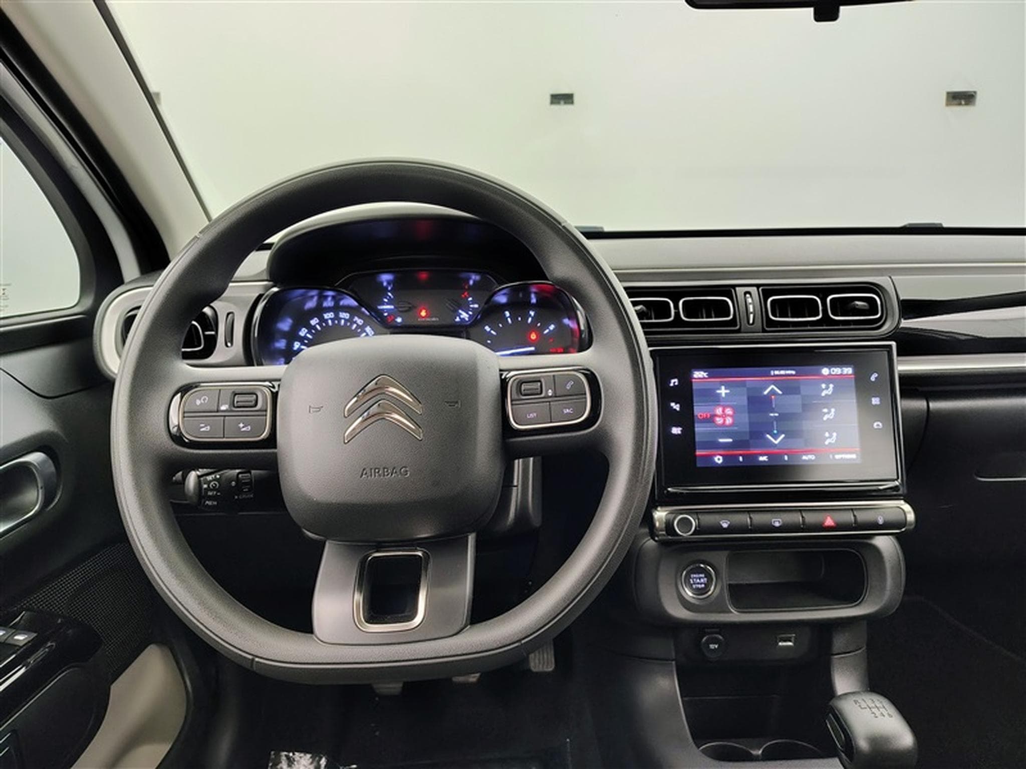 Citroen C3 1.2i PureTech Shine CARPLAY / FULL LED / JA 16" (2023) - Photo 9