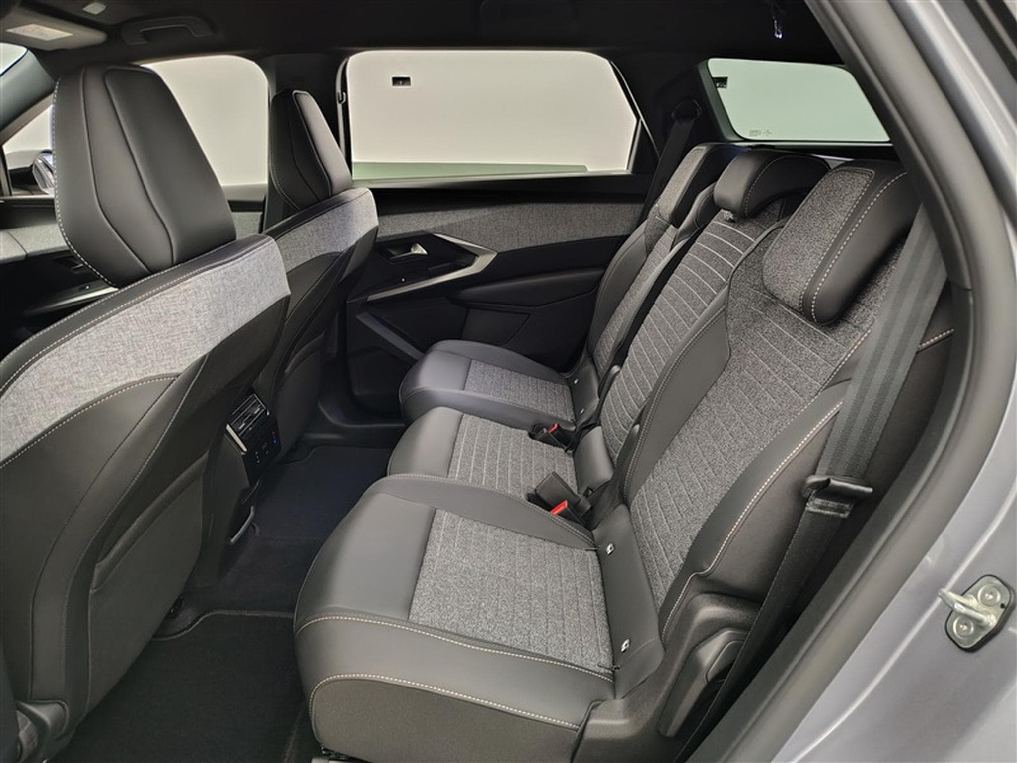 Peugeot 5008 1.2 HYBRID 145cv e-DSC6 Allure 7PL (2025) - Photo 13