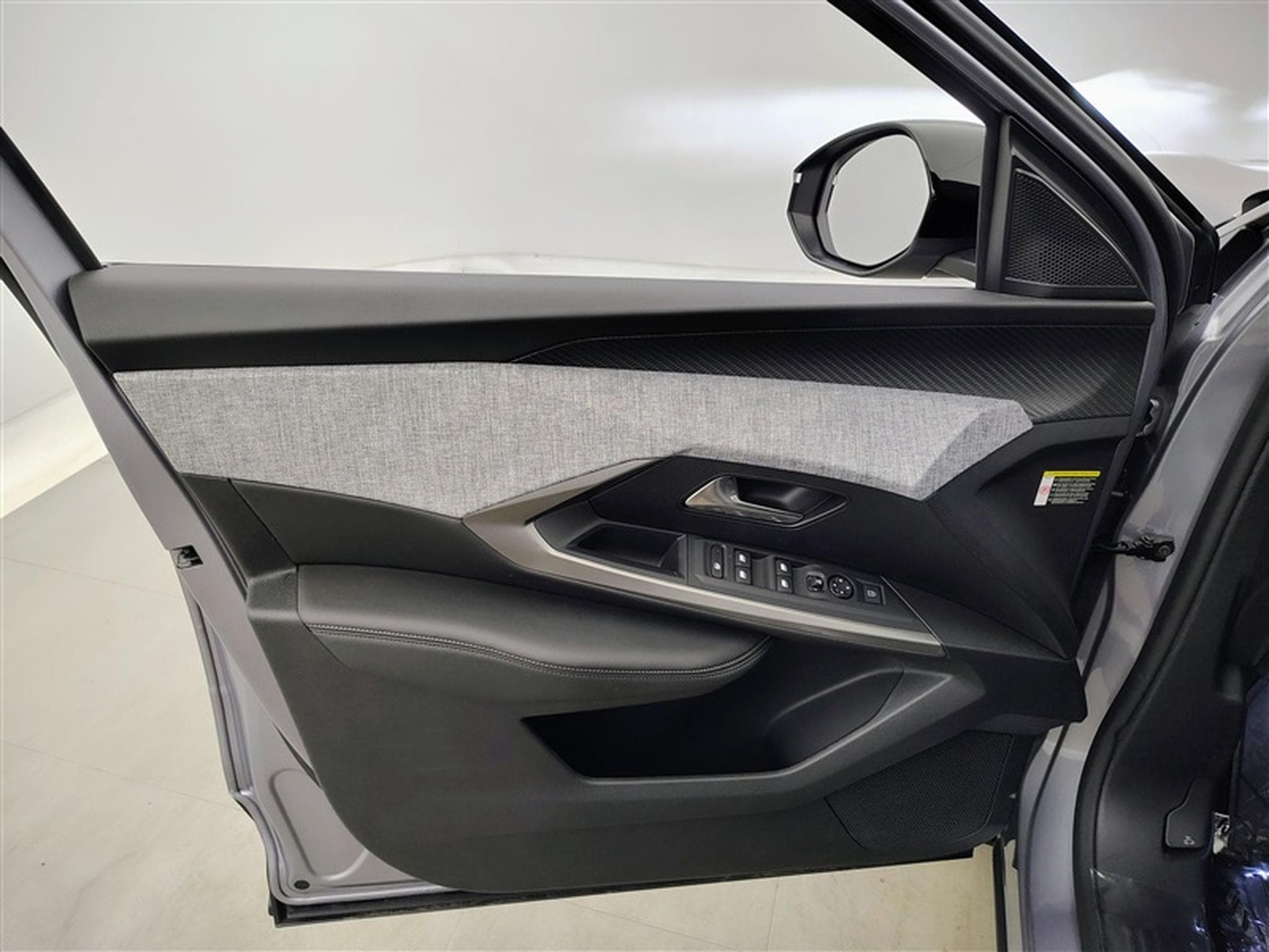 Peugeot 5008 1.2 HYBRID 145cv e-DSC6 Allure 7PL (2025) - Photo 17
