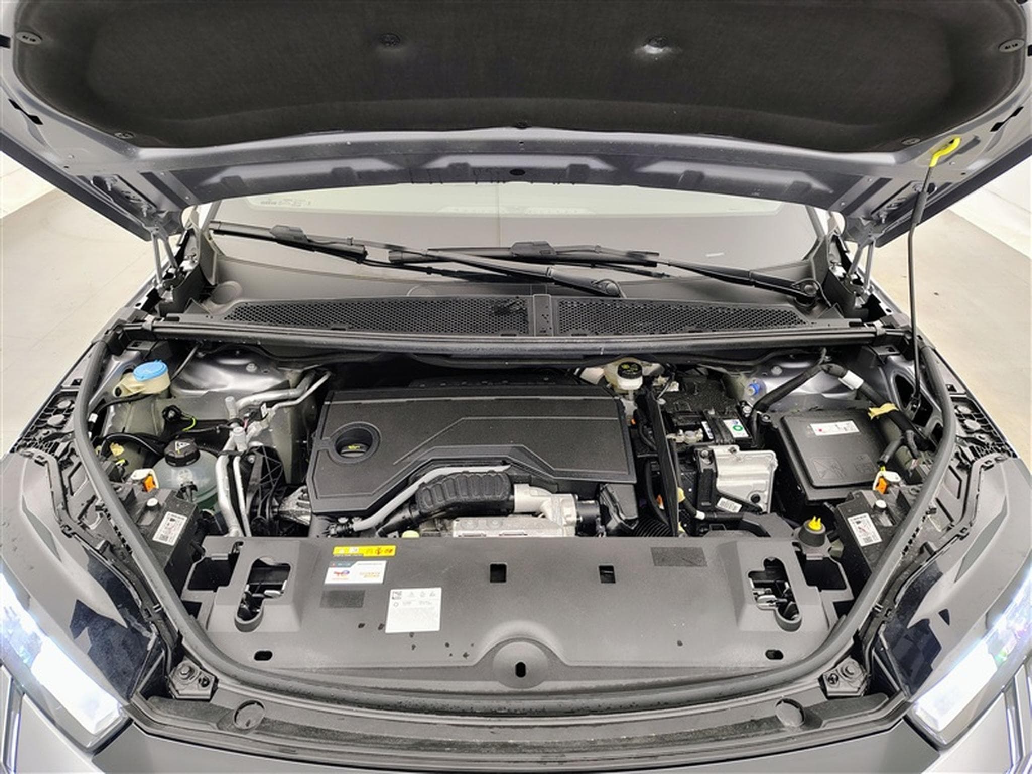 Peugeot 5008 1.2 HYBRID 145cv e-DSC6 Allure 7PL (2025) - Photo 19