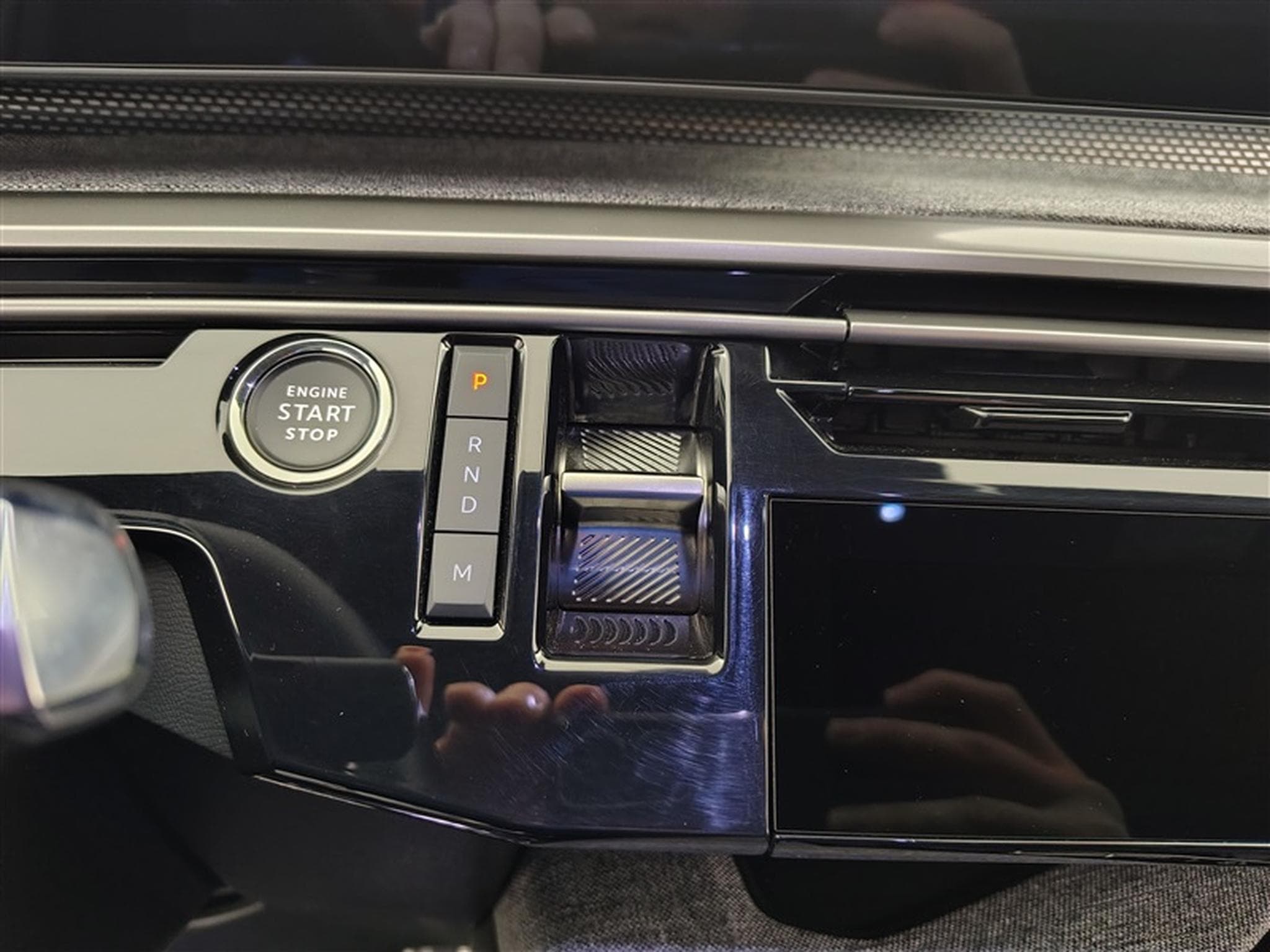 Peugeot 5008 1.2 Hybrid 145Cv e-DCS6 GT 7PL / NAVI / CARPLAY / CAMERA (2025) - Photo 12