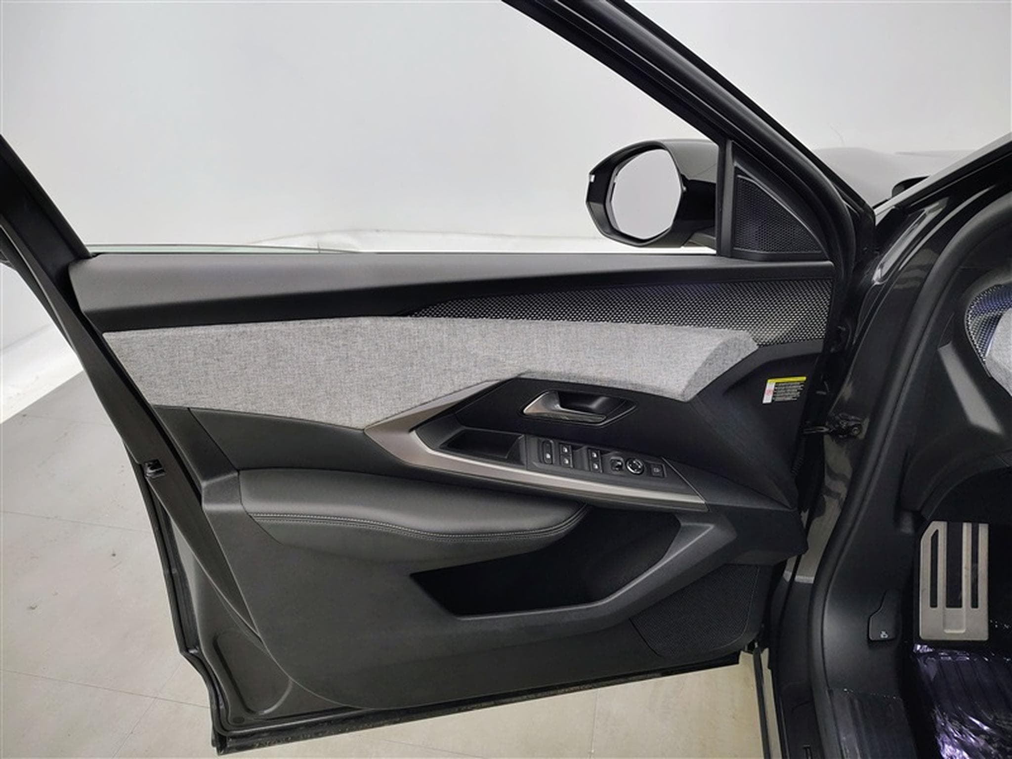 Peugeot 5008 1.2 Hybrid 145Cv e-DCS6 GT 7PL / NAVI / CARPLAY / CAMERA (2025) - Photo 17