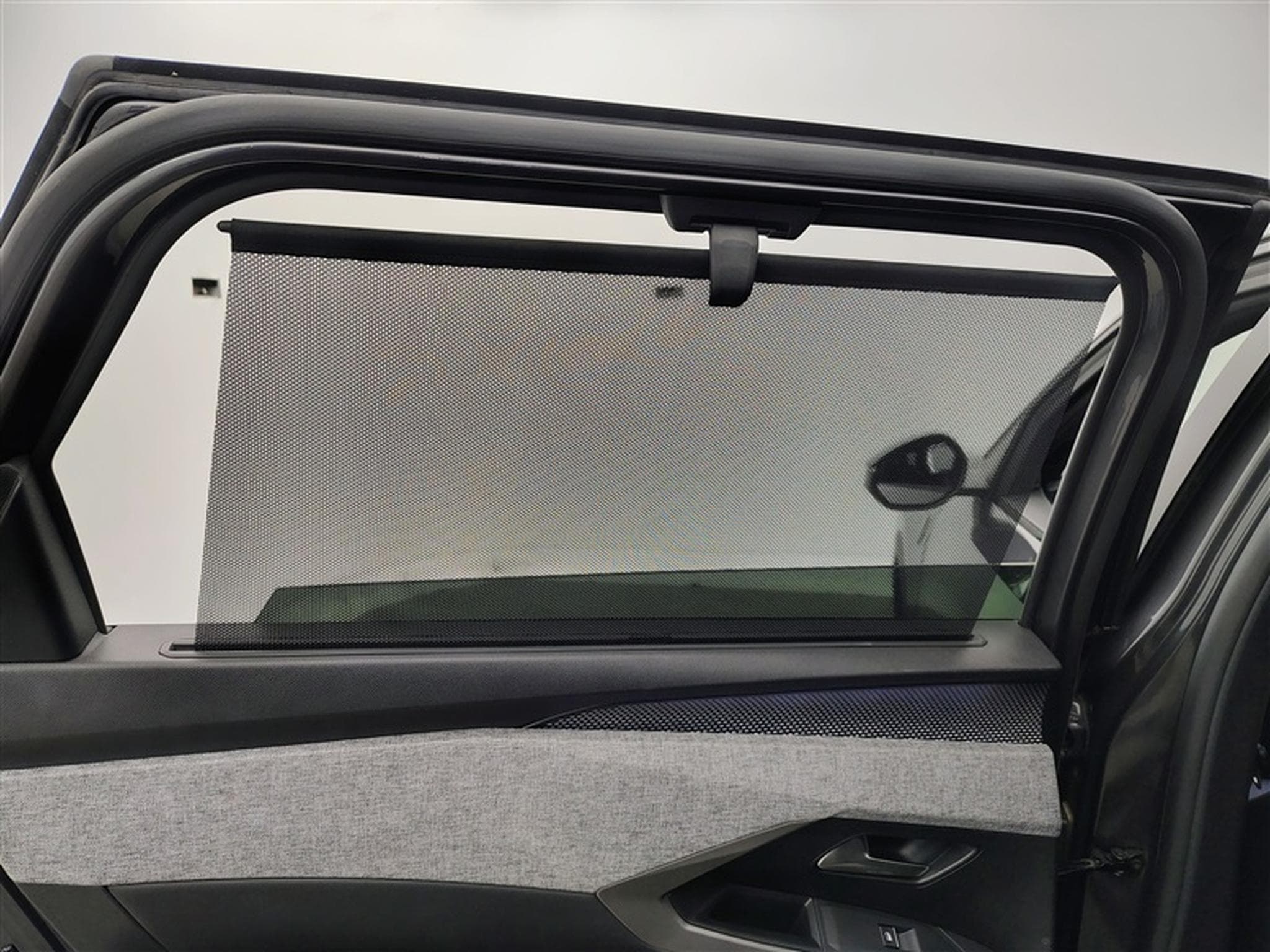 Peugeot 5008 1.2 Hybrid 145Cv e-DCS6 GT 7PL / NAVI / CARPLAY / CAMERA (2025) - Photo 19