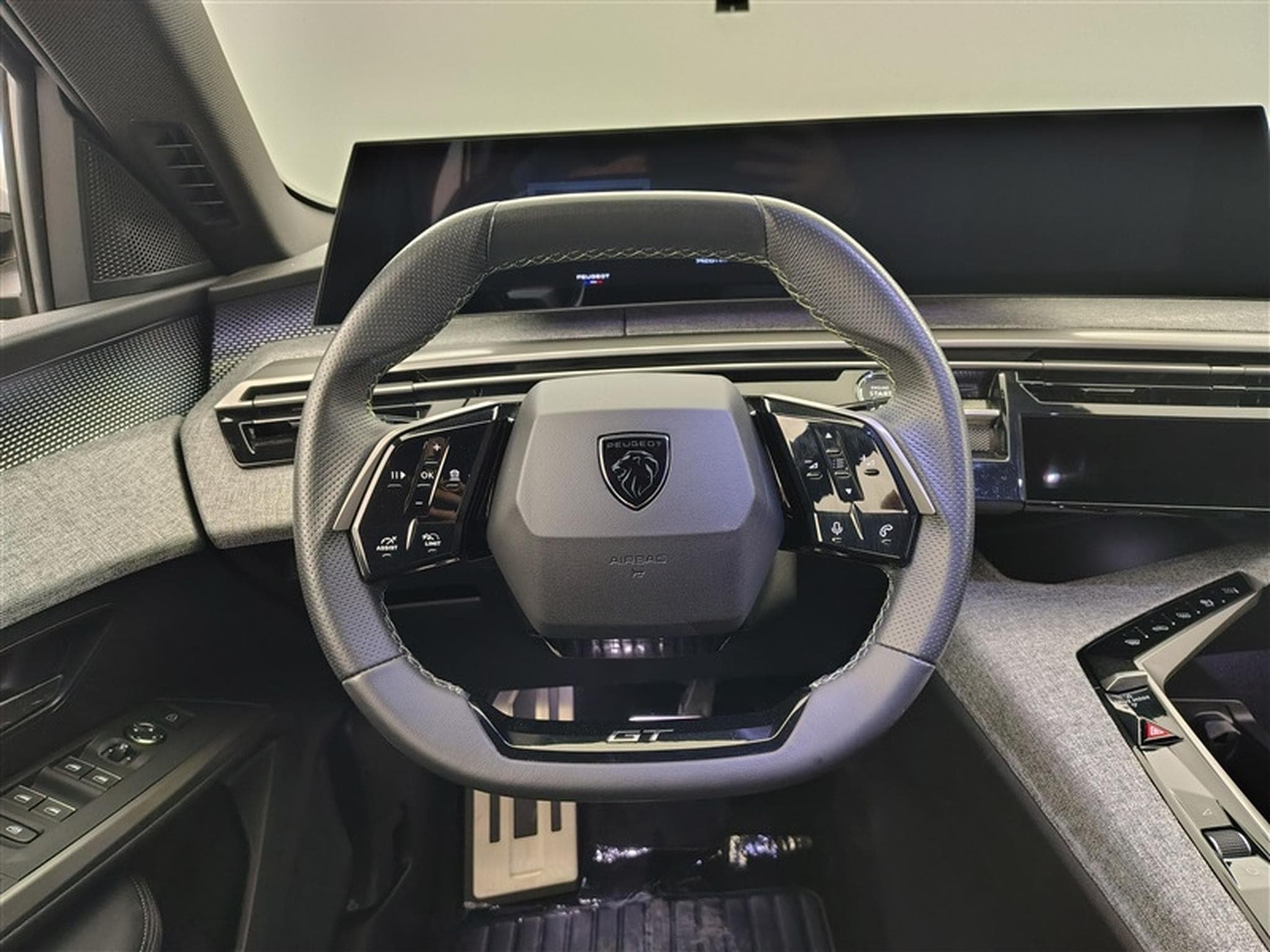 Peugeot 5008 1.2 Hybrid 145Cv e-DCS6 GT 7PL / NAVI / CARPLAY / CAMERA (2025) - Photo 9