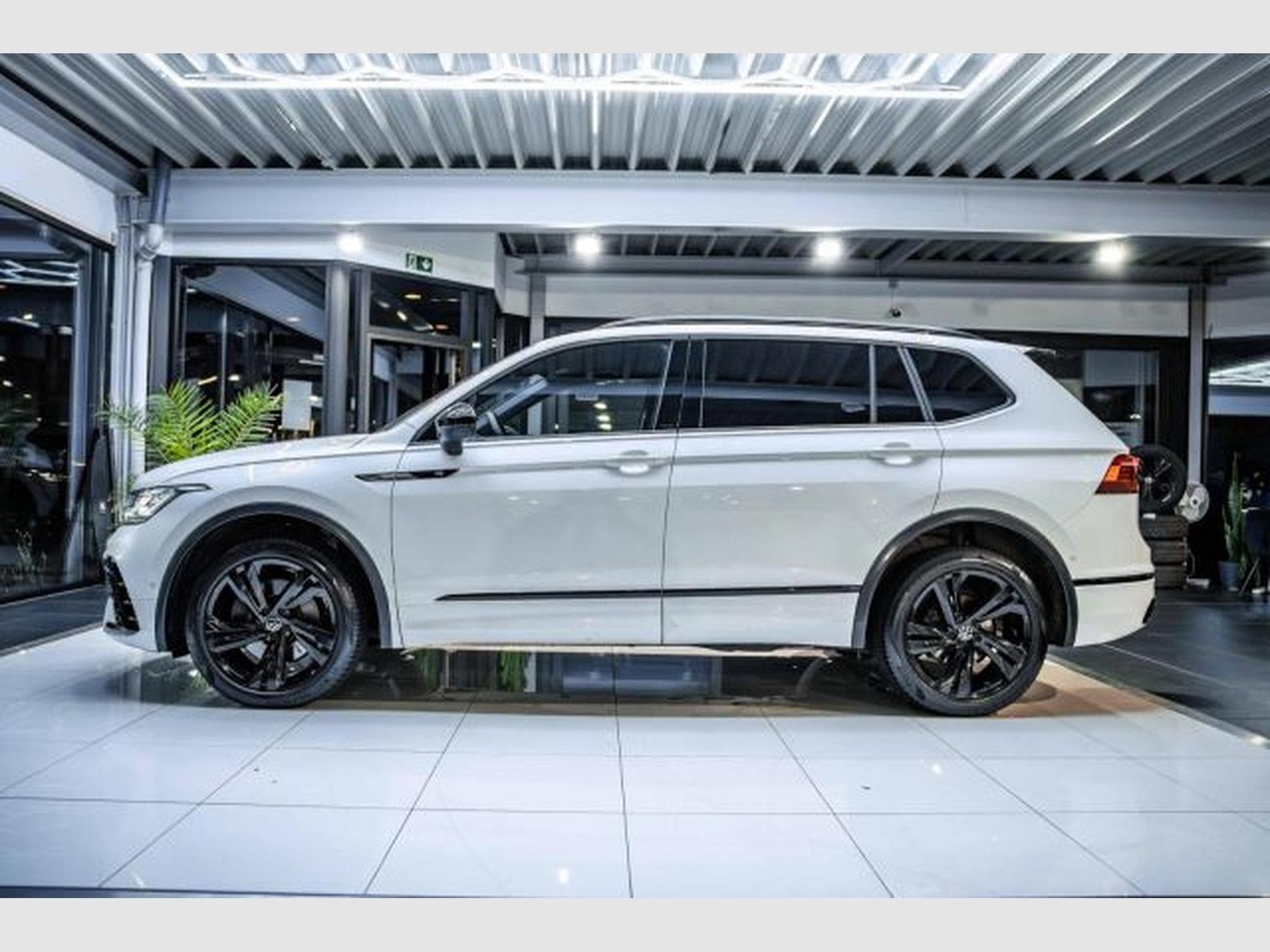 VW Tiguan Tiguan Allspace R-Line 4M 7-Sitze STHZG AHK H&amp;K (2023) - Photo 10