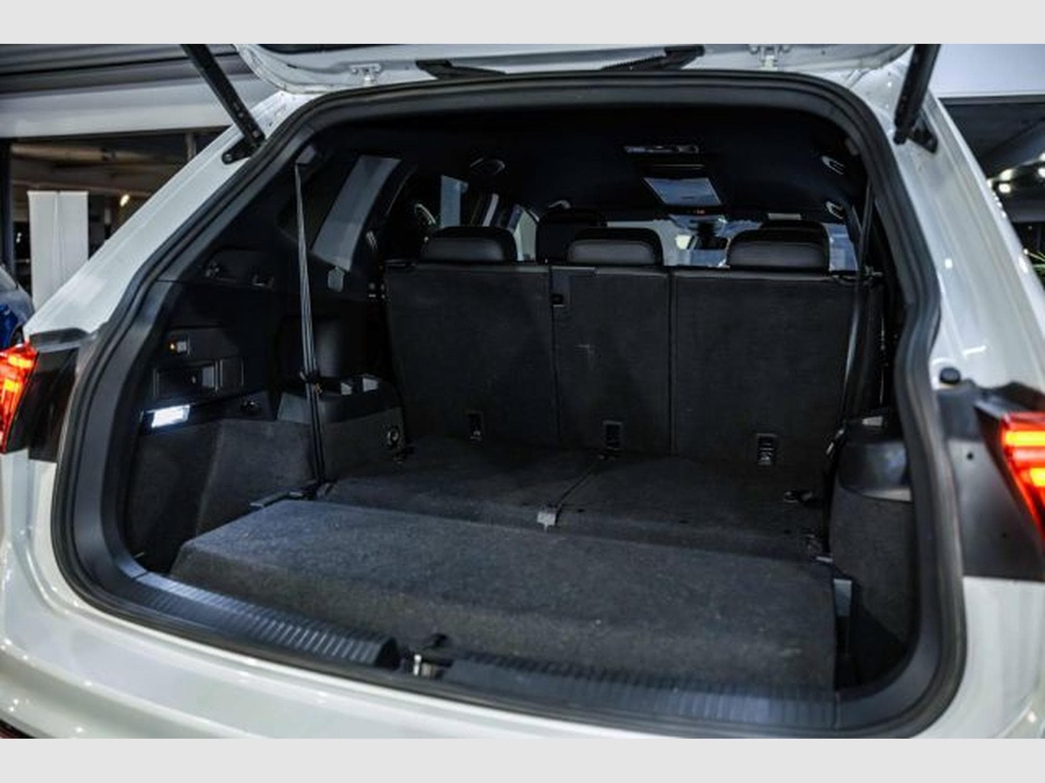 VW Tiguan Tiguan Allspace R-Line 4M 7-Sitze STHZG AHK H&amp;K (2023) - Photo 14