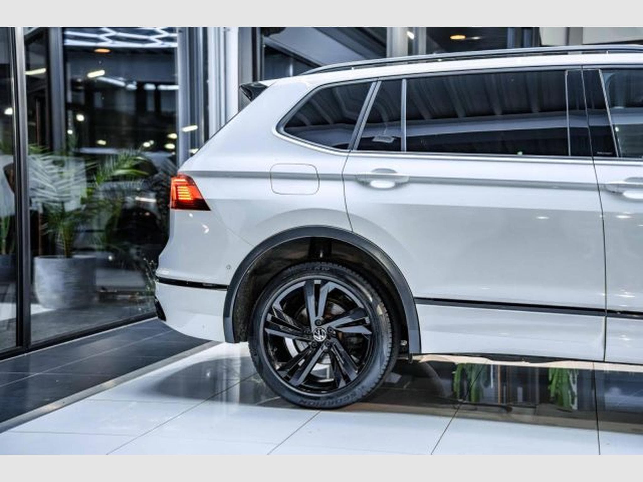 VW Tiguan Tiguan Allspace R-Line 4M 7-Sitze STHZG AHK H&amp;K (2023) - Photo 8