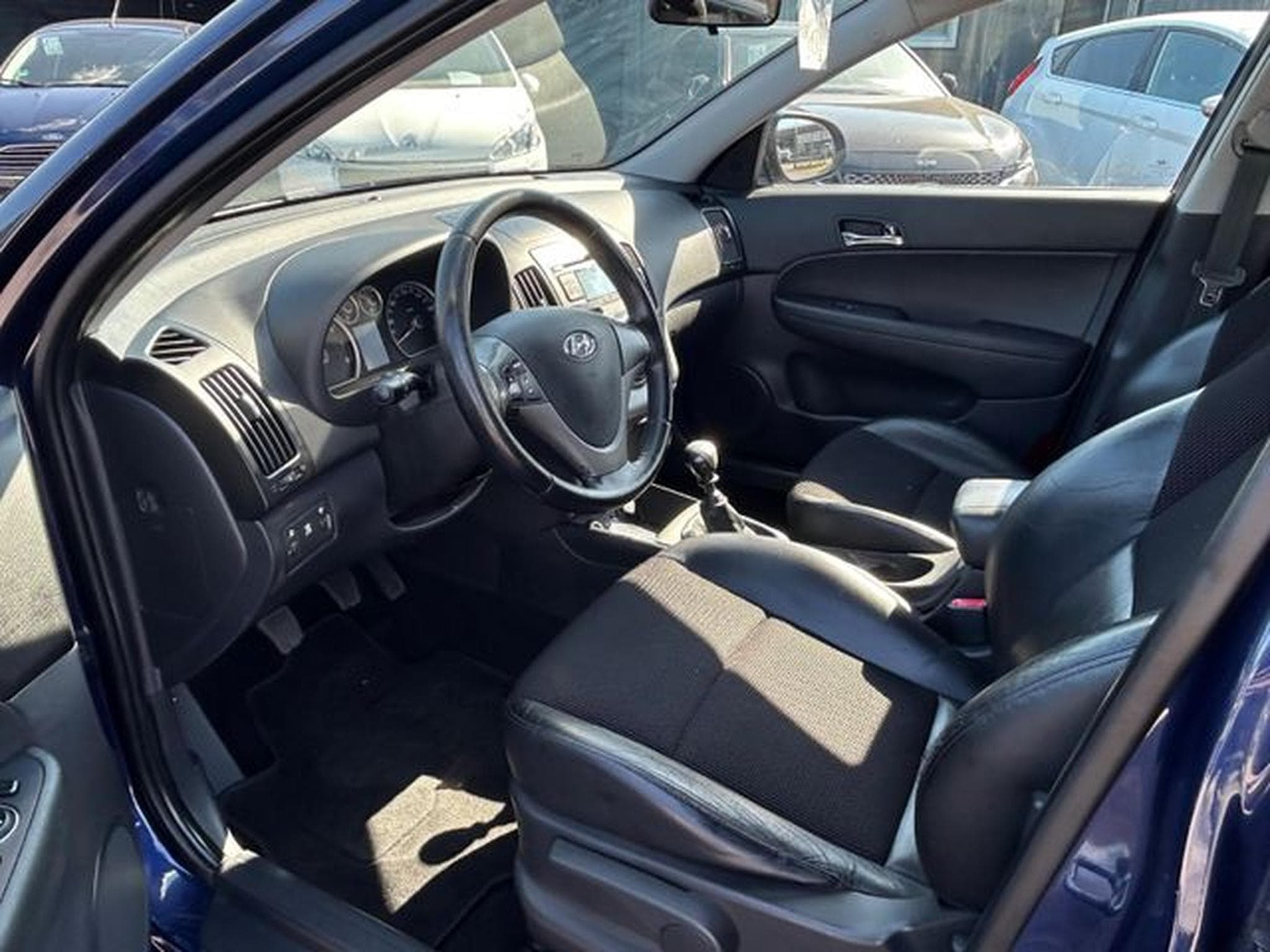 Hyundai i30 i30 1.4 Comfort *Teilleder*Klimaaut.*PDC* (2009) - Foto 7