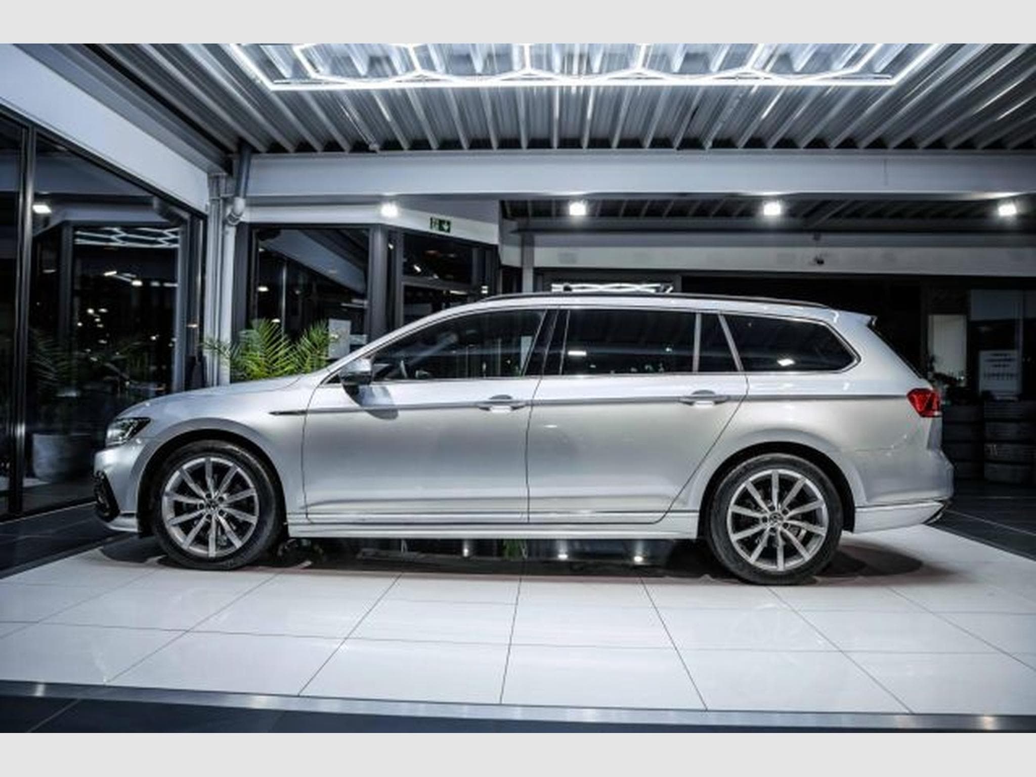 VW Passat Passat 2.0 TDI DSG 2x R-Line NAVI AHK LED RFK (2023) - Foto 11
