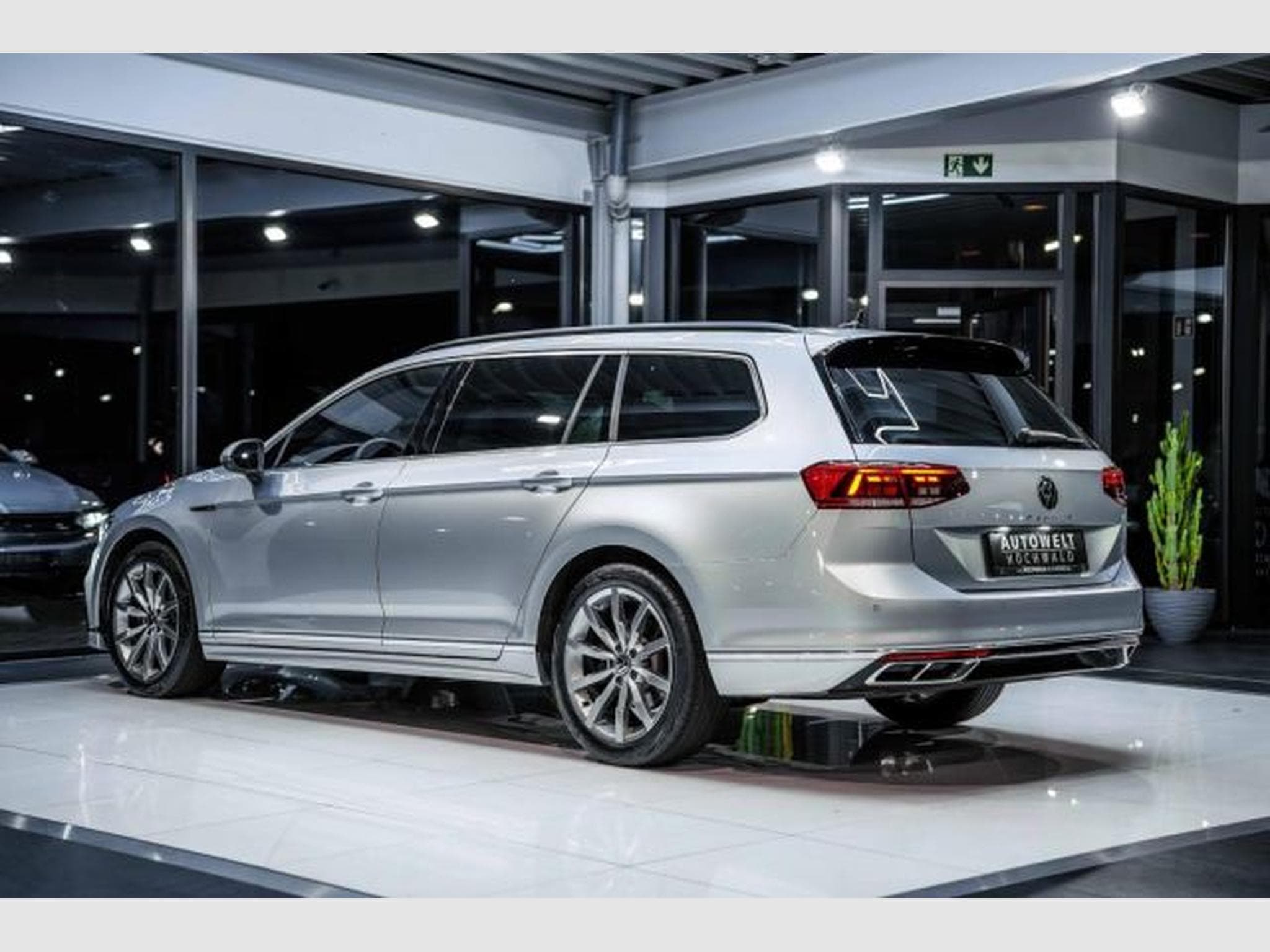 VW Passat Passat 2.0 TDI DSG 2x R-Line NAVI AHK LED RFK (2023) - Foto 12