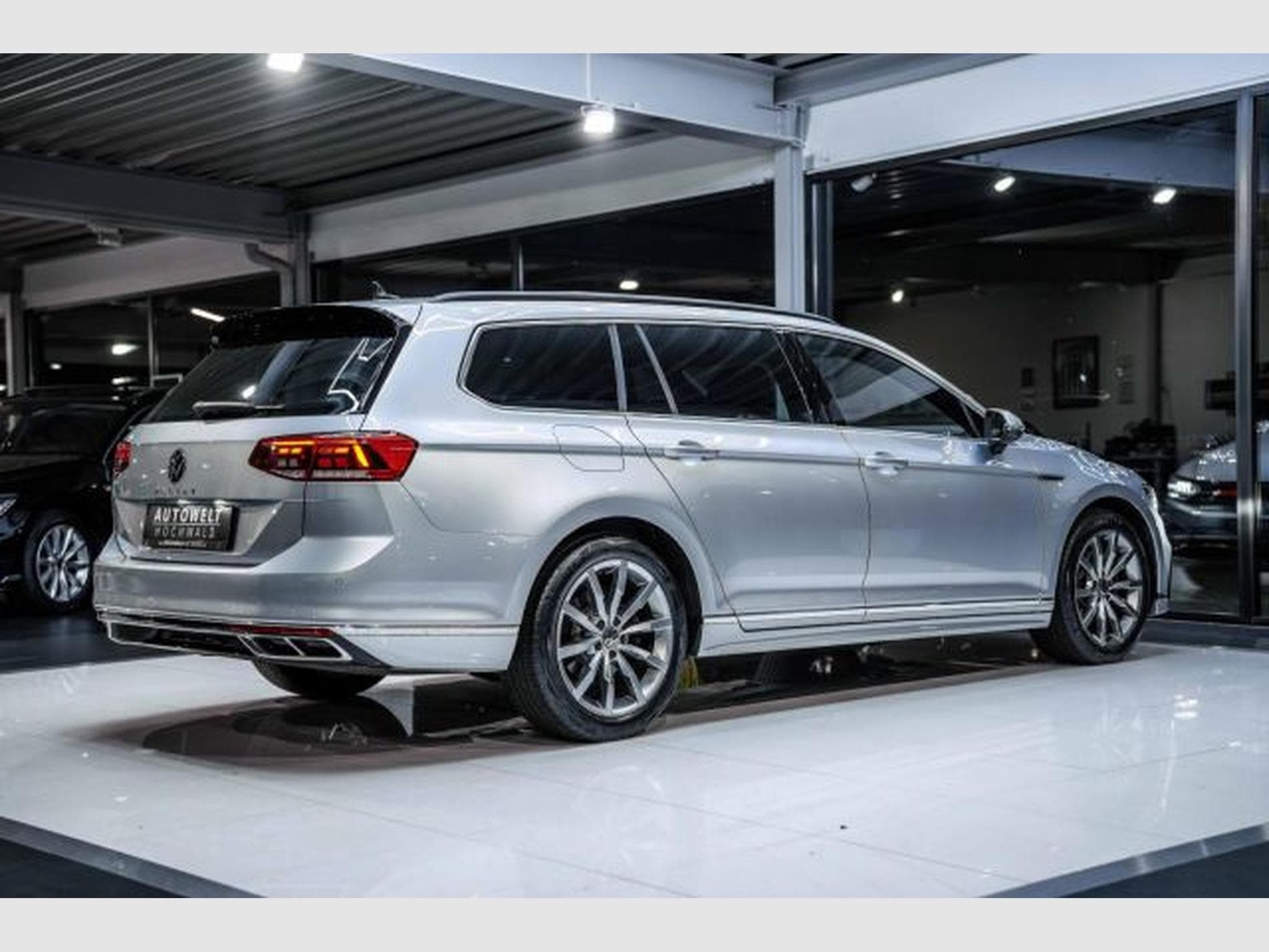 VW Passat Passat 2.0 TDI DSG 2x R-Line NAVI AHK LED RFK (2023) - Foto 14