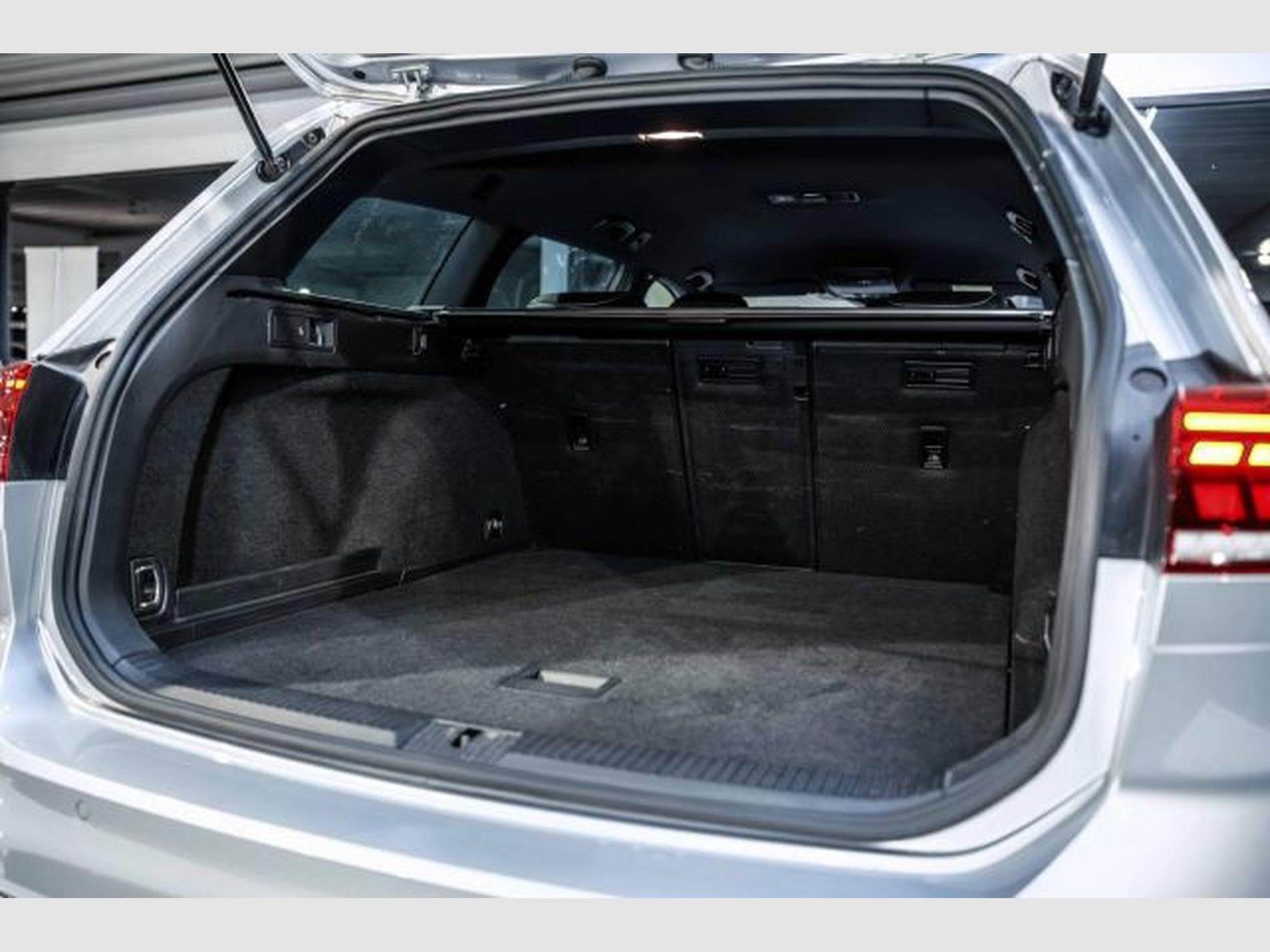 VW Passat Passat 2.0 TDI DSG 2x R-Line NAVI AHK LED RFK (2023) - Foto 15