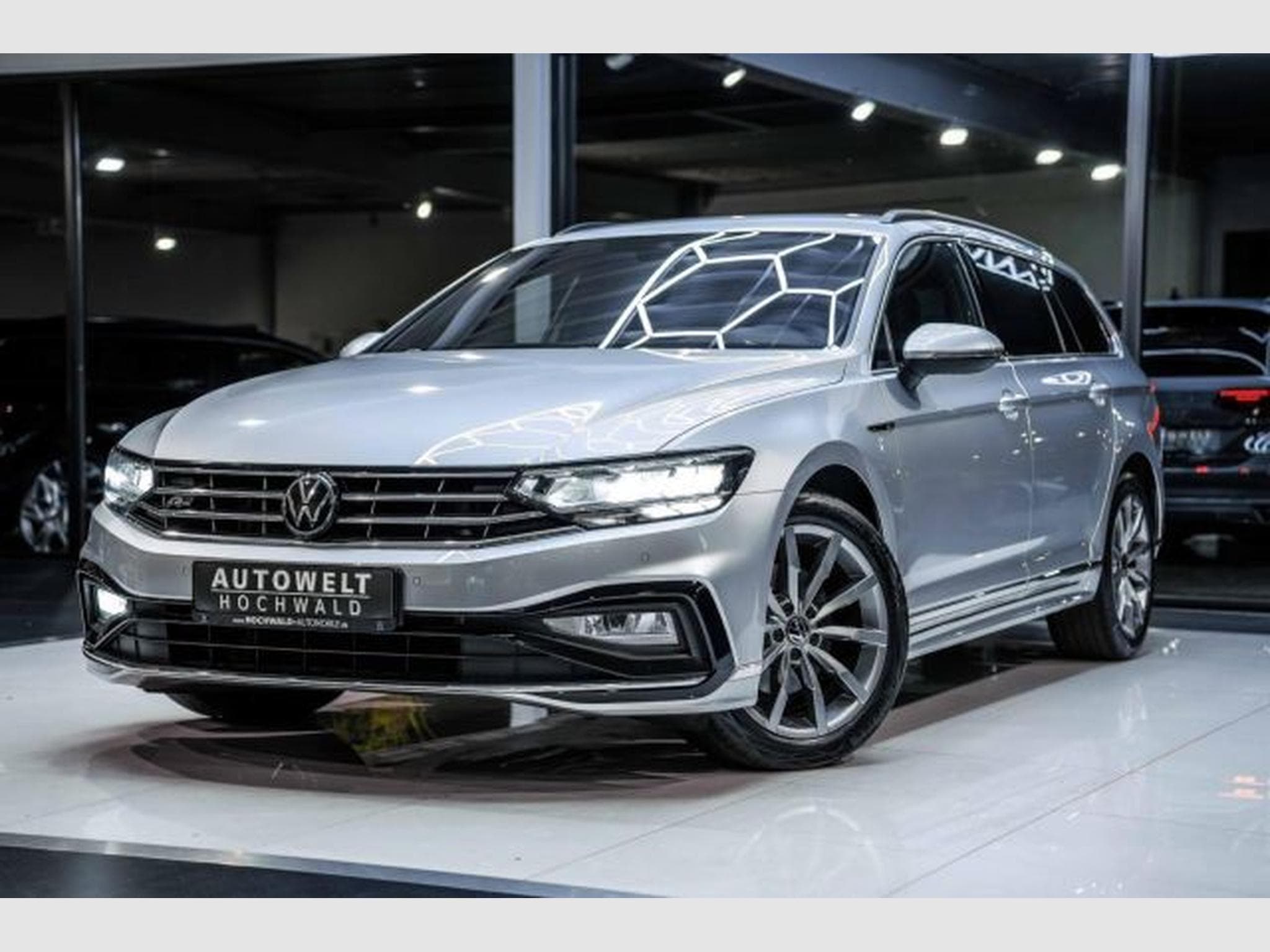 VW Passat Passat 2.0 TDI DSG 2x R-Line NAVI AHK LED RFK (2023) - Foto 2