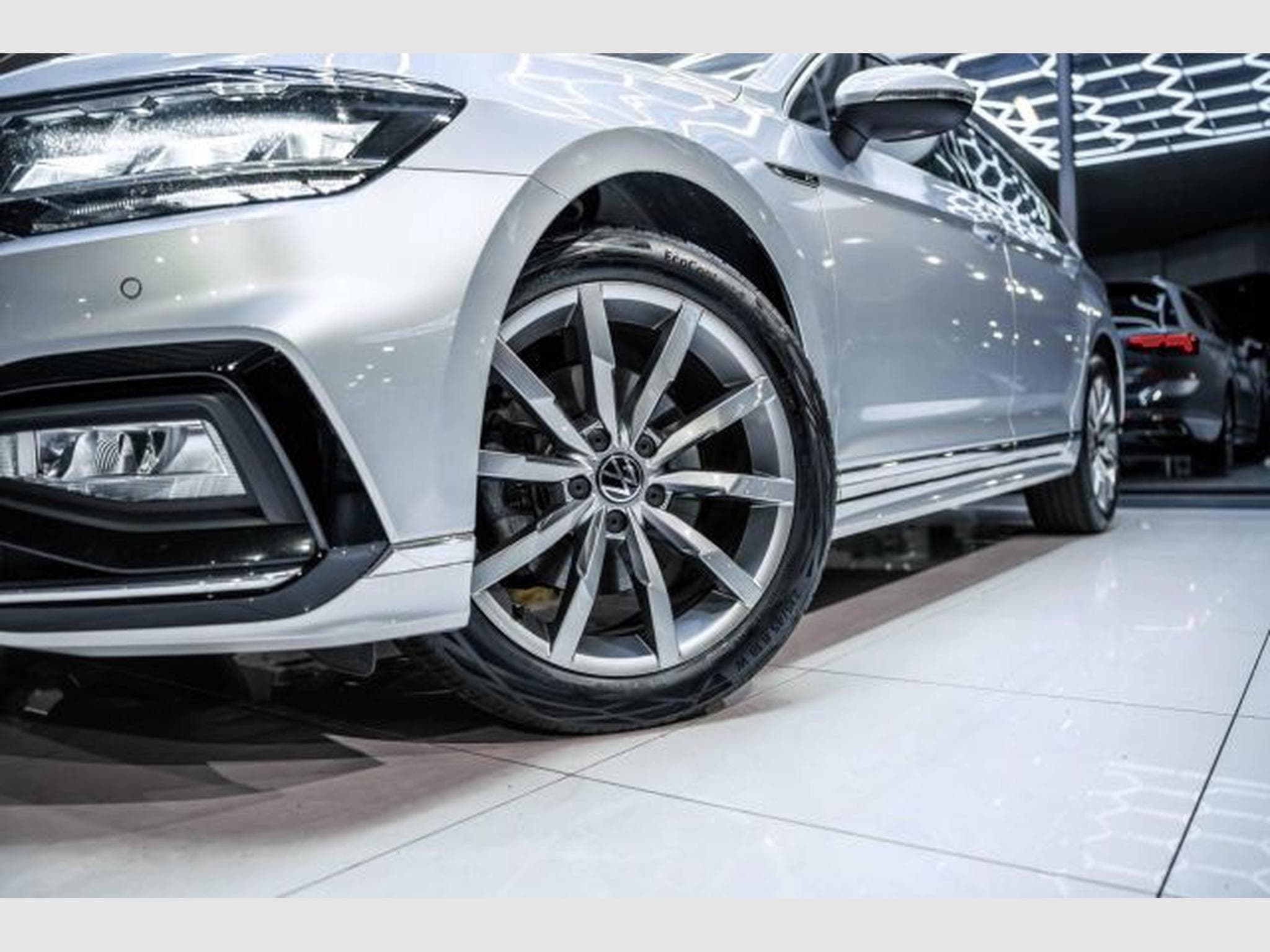 VW Passat Passat 2.0 TDI DSG 2x R-Line NAVI AHK LED RFK (2023) - Foto 3