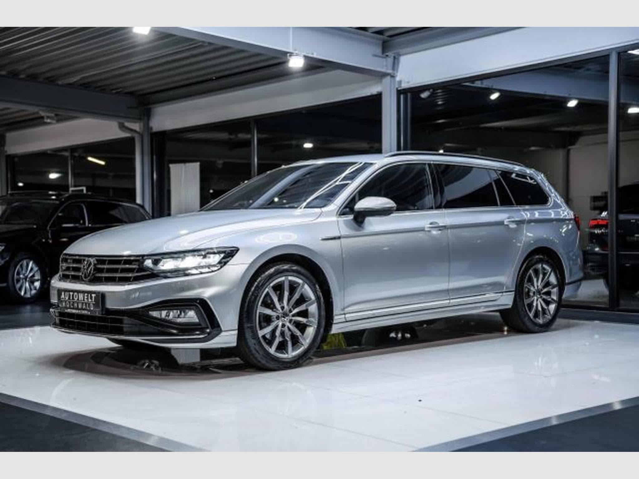 VW Passat Passat 2.0 TDI DSG 2x R-Line NAVI AHK LED RFK (2023) - Foto 4