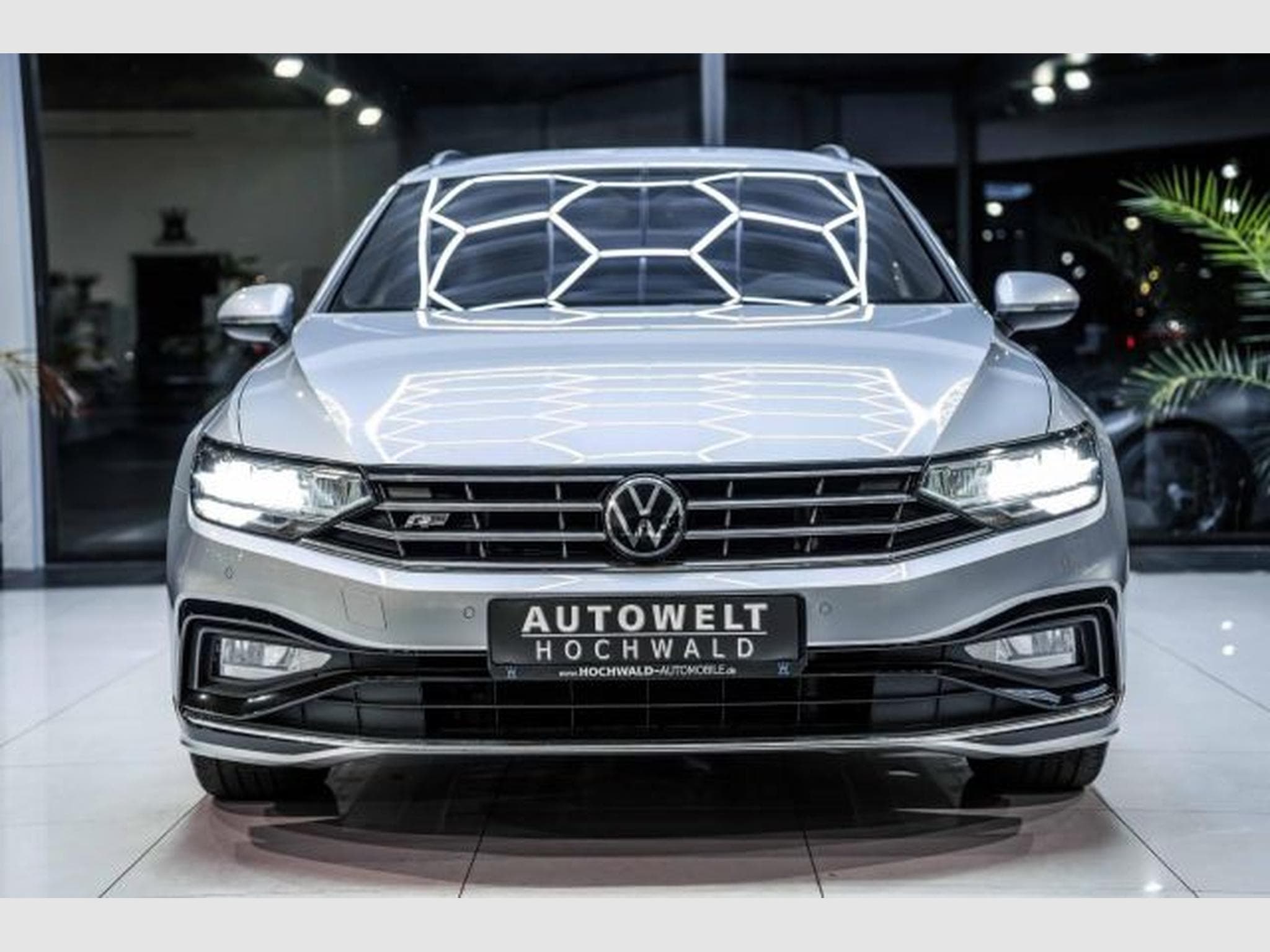 VW Passat Passat 2.0 TDI DSG 2x R-Line NAVI AHK LED RFK (2023) - Foto 5