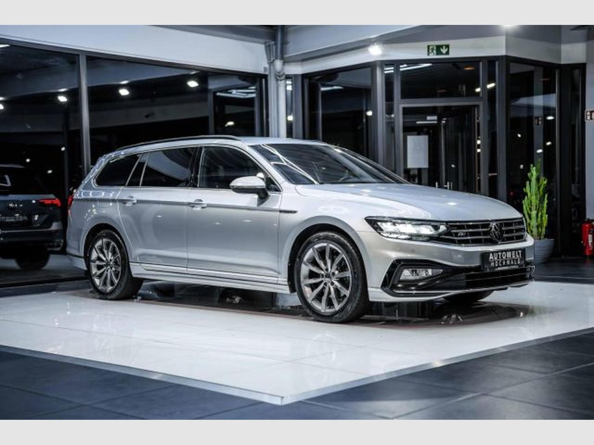 VW Passat Passat 2.0 TDI DSG 2x R-Line NAVI AHK LED RFK (2023) - Foto 6
