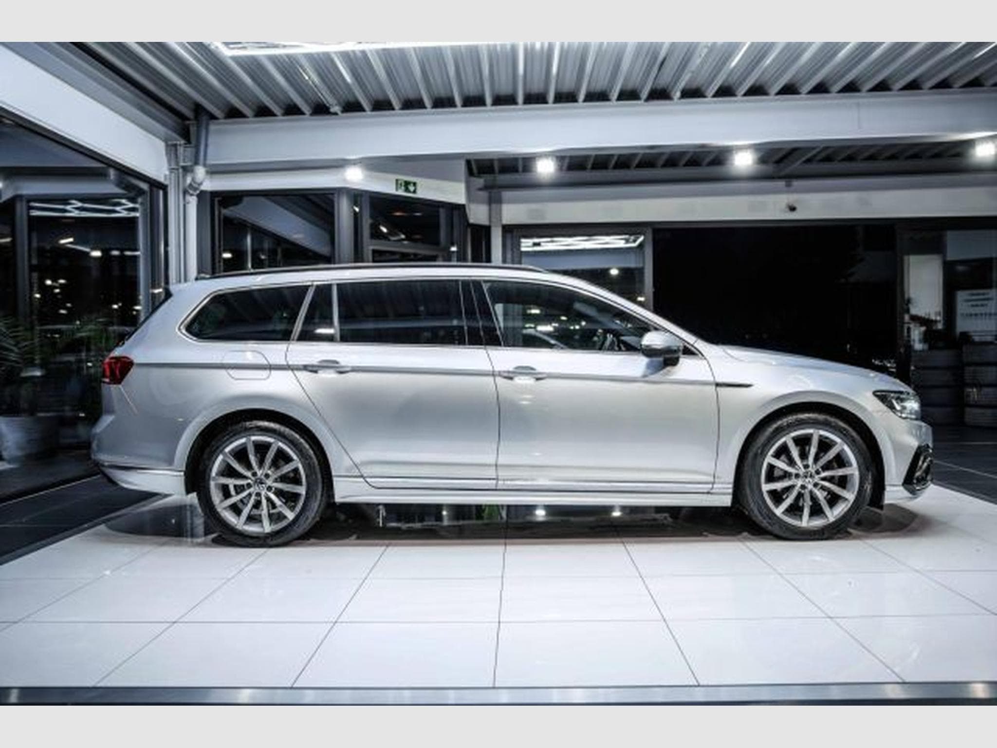 VW Passat Passat 2.0 TDI DSG 2x R-Line NAVI AHK LED RFK (2023) - Foto 7