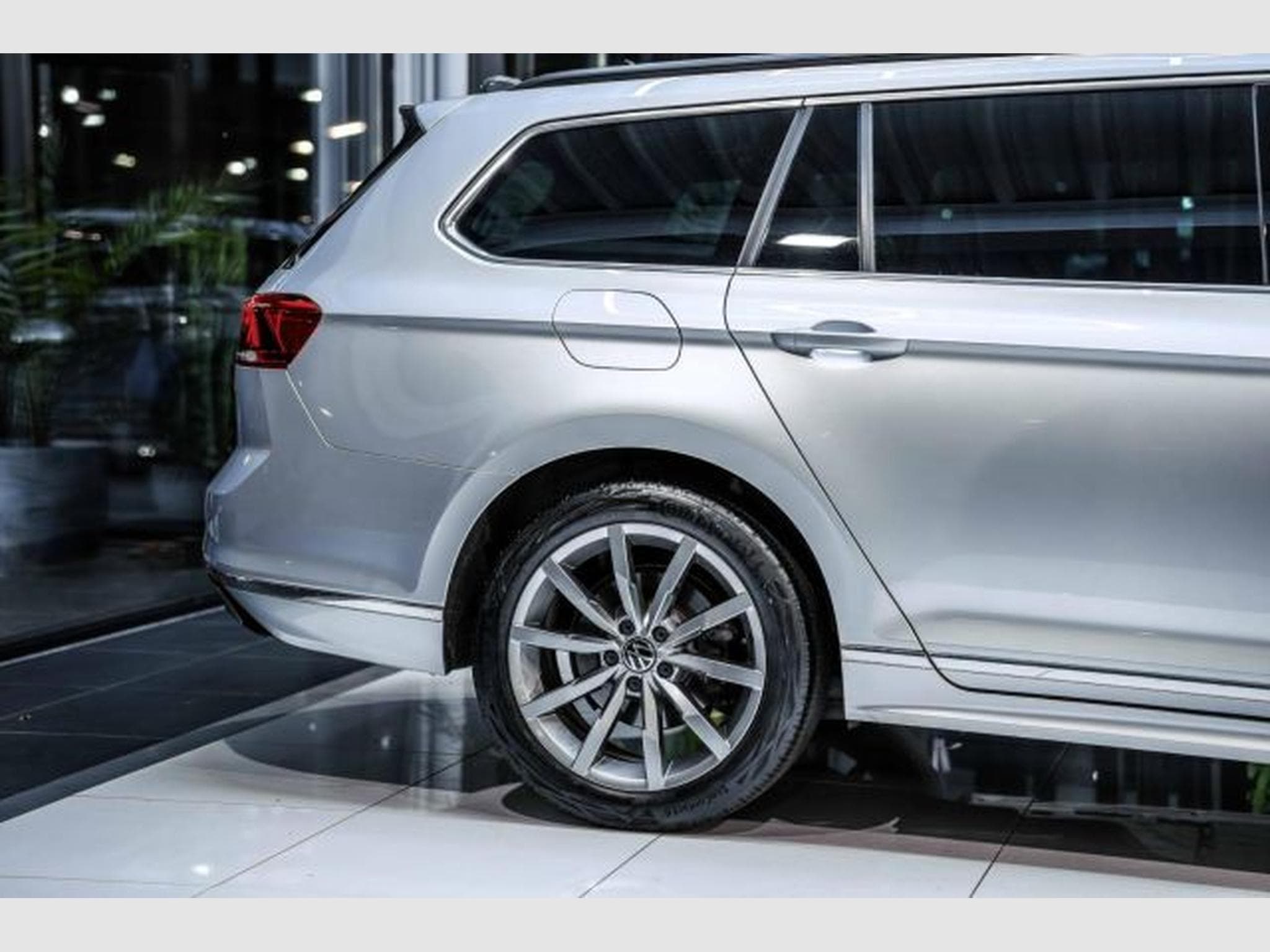 VW Passat Passat 2.0 TDI DSG 2x R-Line NAVI AHK LED RFK (2023) - Foto 8