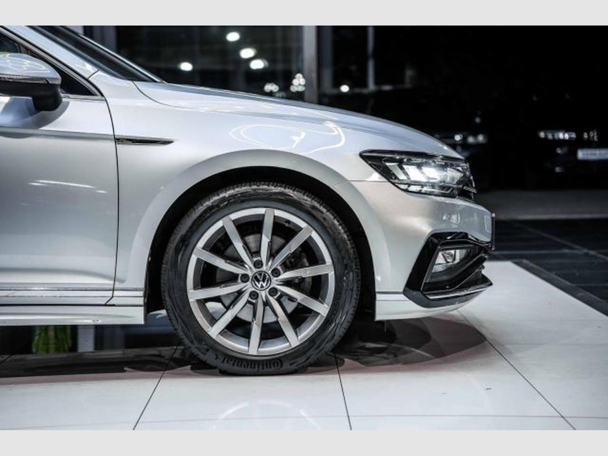 VW Passat Passat 2.0 TDI DSG 2x R-Line NAVI AHK LED RFK (2023) - Foto 9