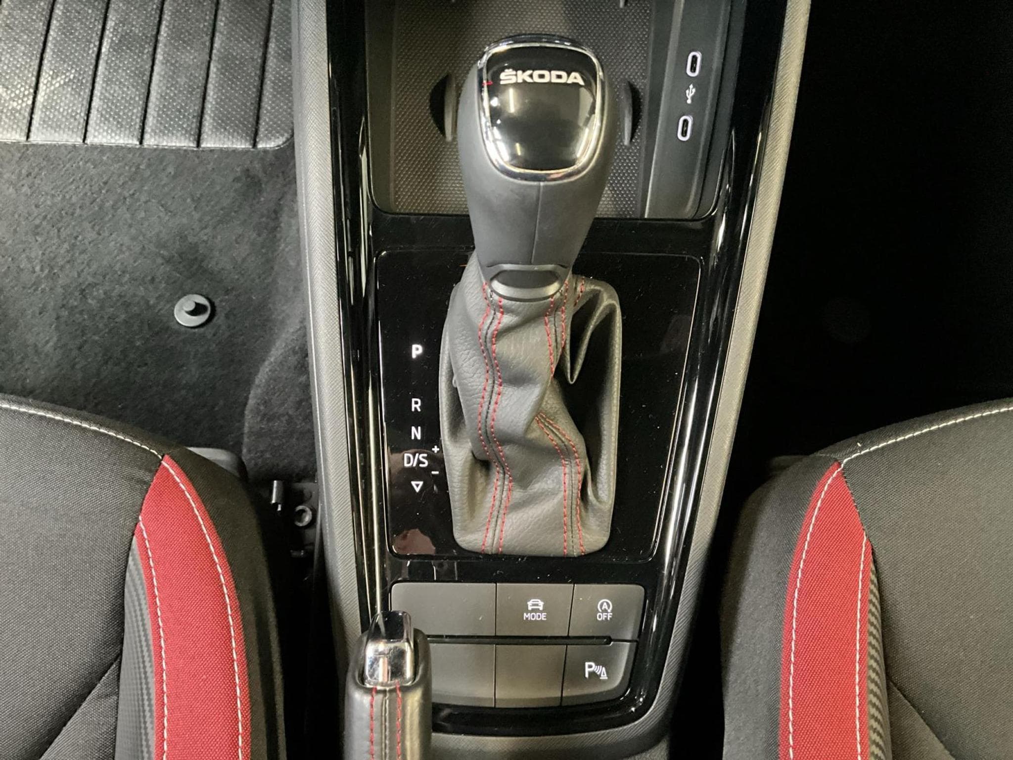Skoda Kamiq Monte-Carlo+DSG+Kessy+AHK+Navi+LED (2021) - Foto 12