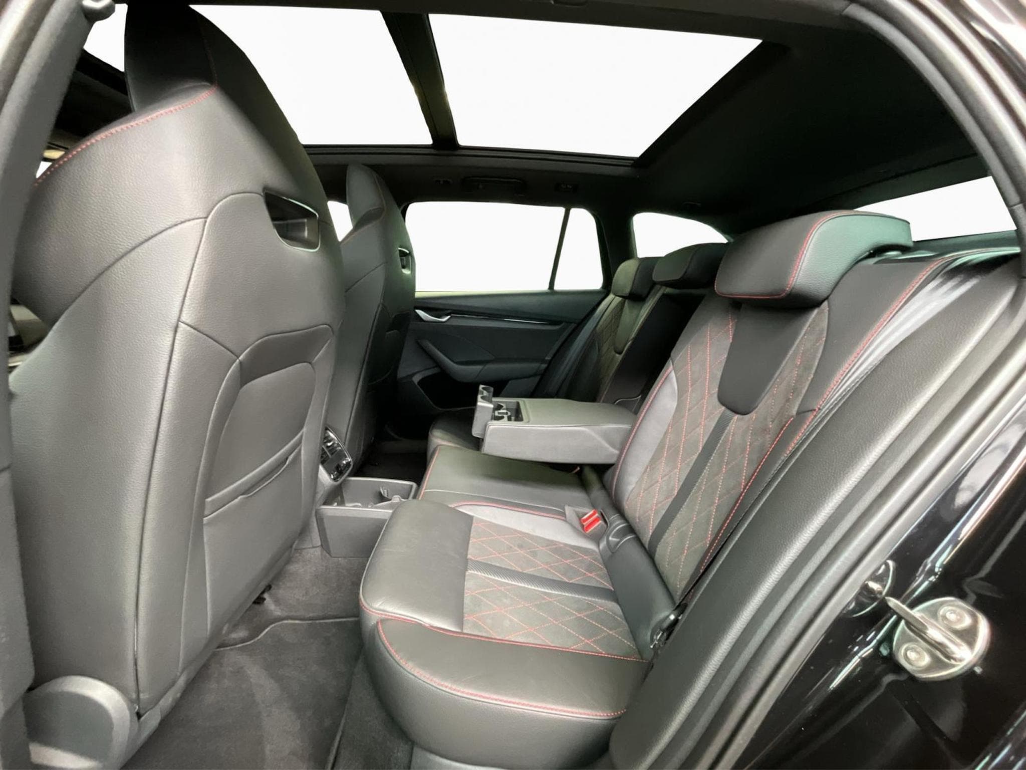 Skoda Octavia RS+DSG+LED+NAVI+DAB+LM19+Pano+360° (2025) - Foto 16