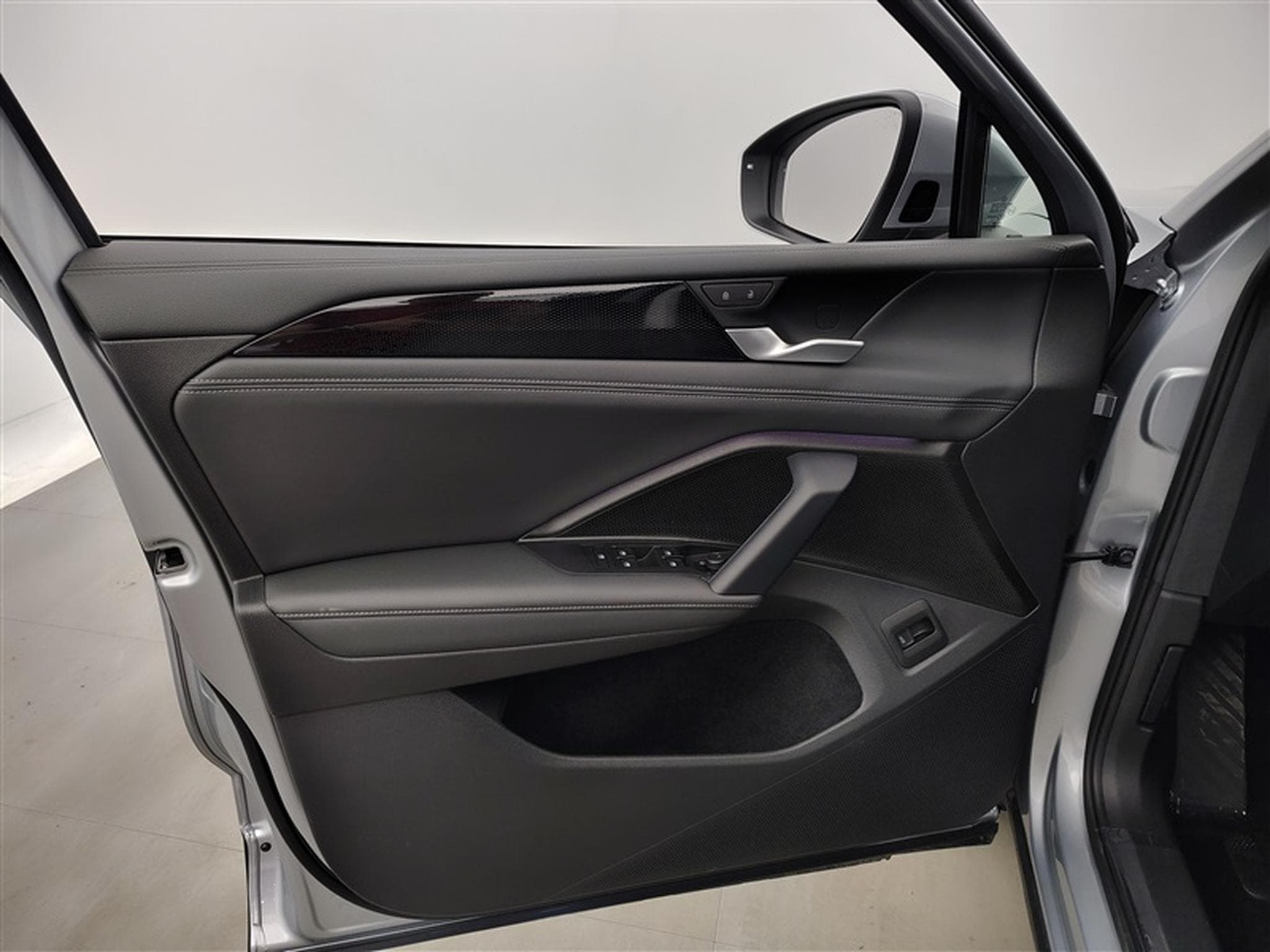 VW Tiguan 1.5 eTSI mHEV ACT Life United OPF DSG (2025) - Photo 17