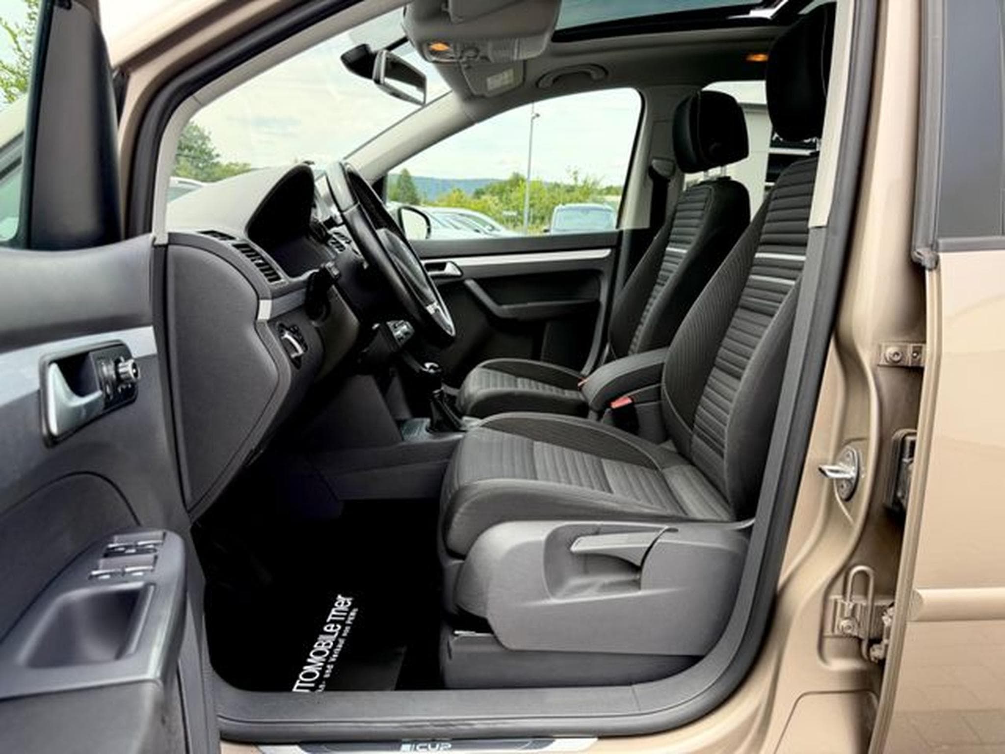 VW Touran Touran Cup 2.0 TDI /7.SITZER/NAVI/PANO/PDC/ (2015) - Photo 9