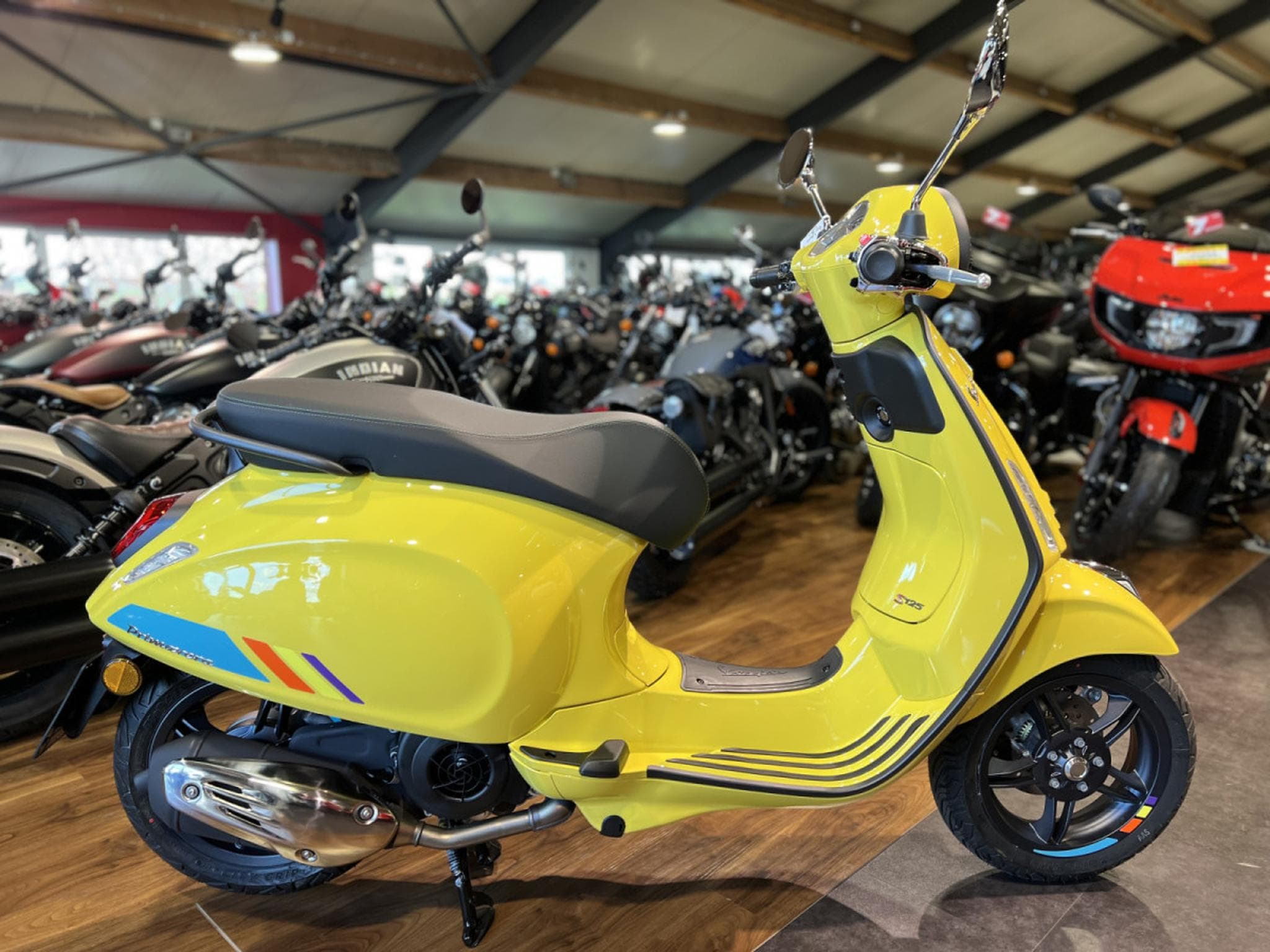 Vespa Primavera S Jaune (2026) - Photo 1