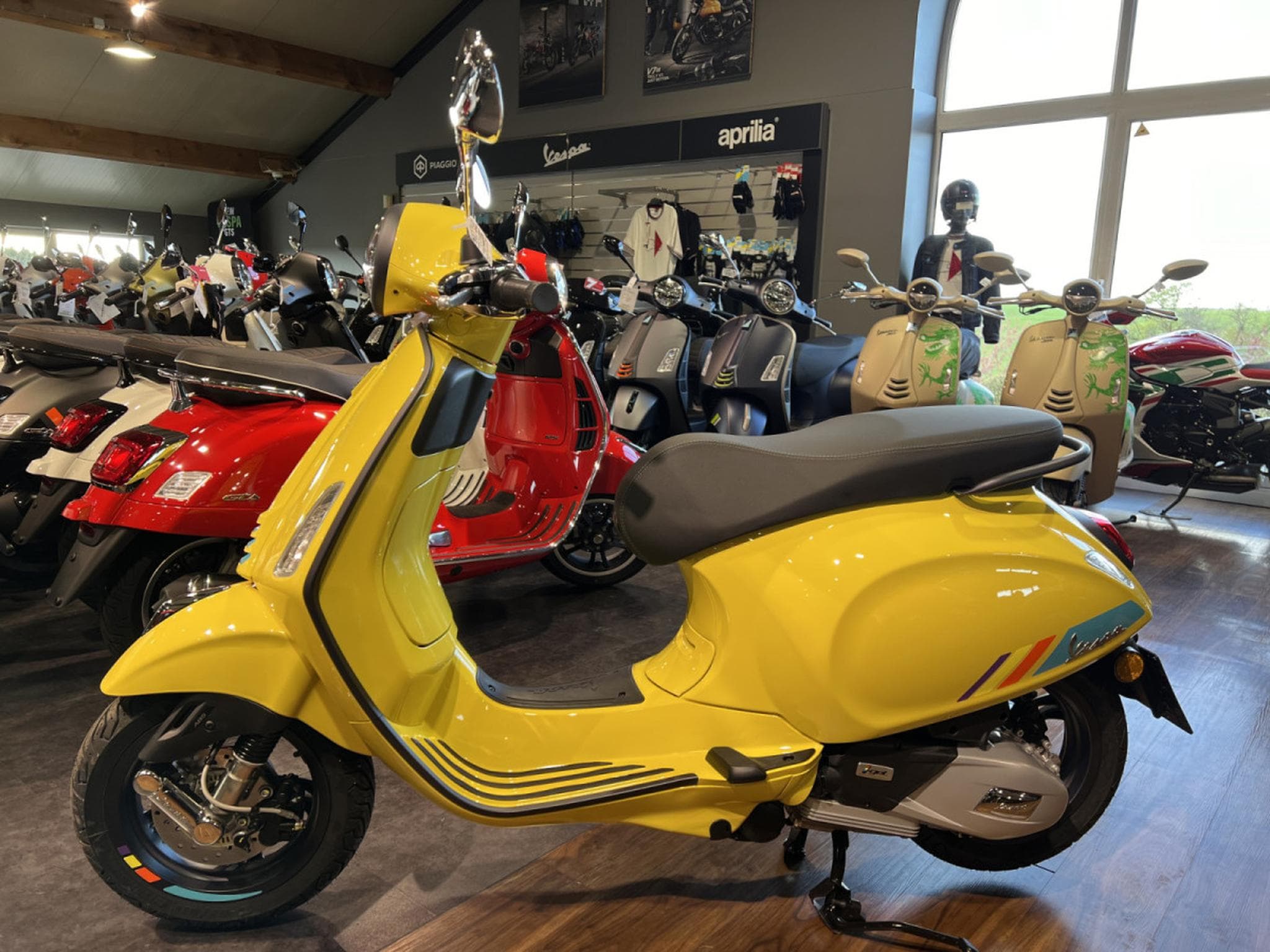 Vespa Primavera S Jaune (2026) - Photo 4