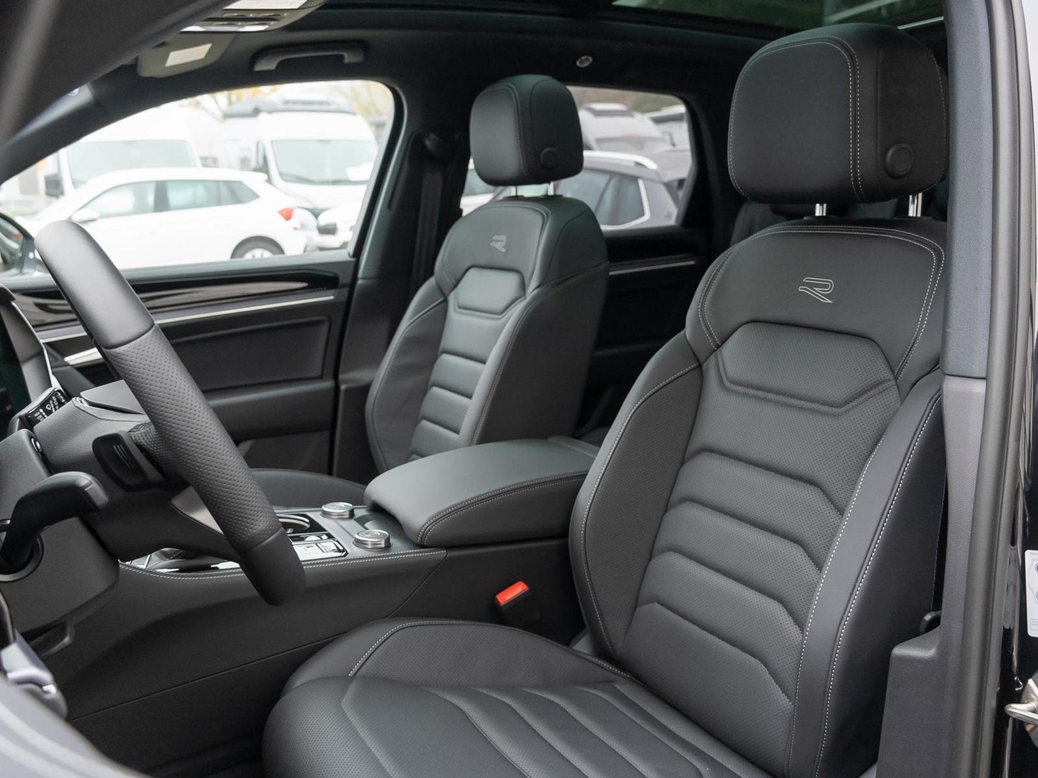 VW Touareg R-Line (2024) - Photo 4