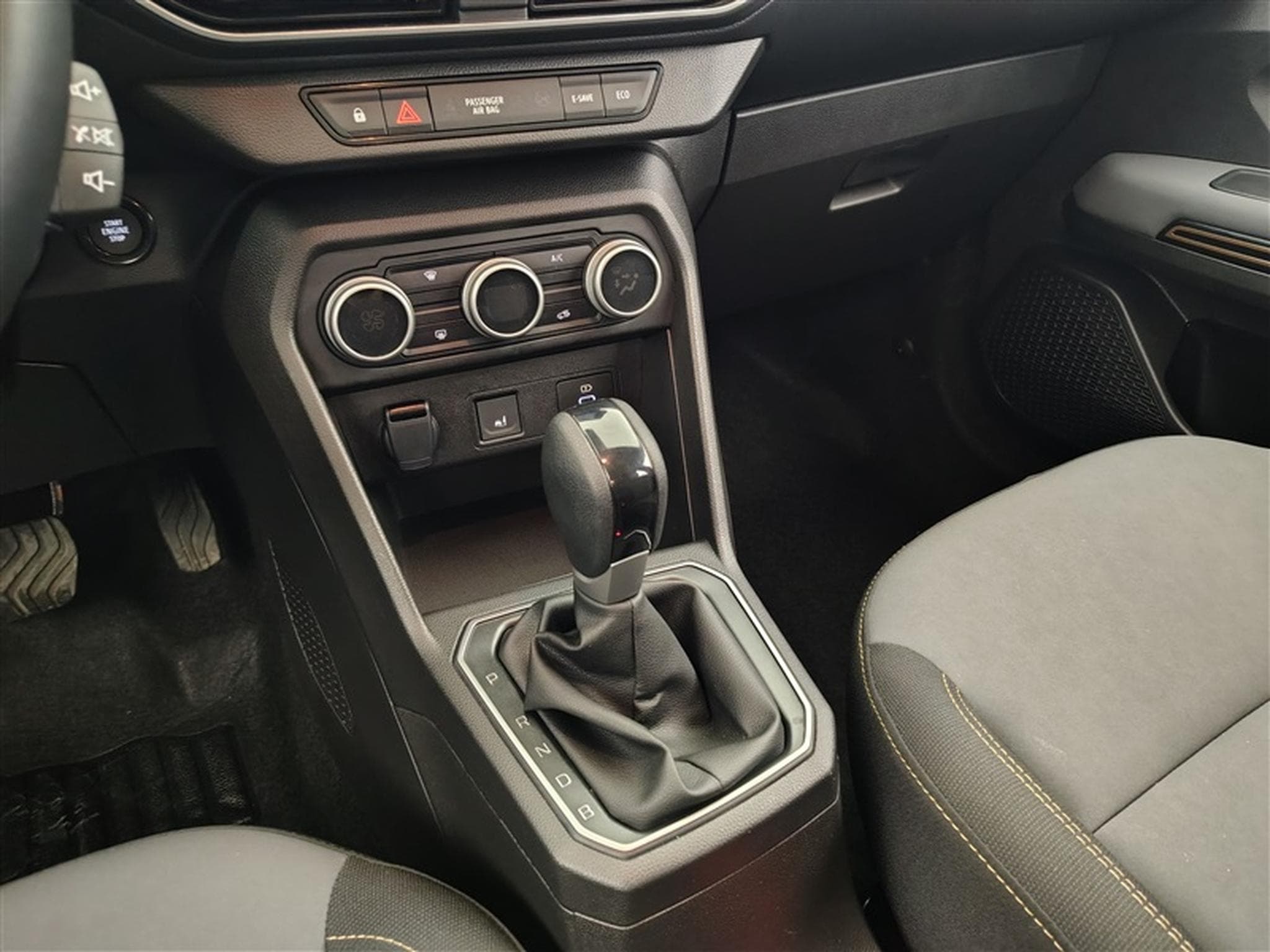Dacia Jogger Hybrid 1.6 Extreme 7PL / NAVI / CARPLAY / CAMERA (2025) - Photo 12