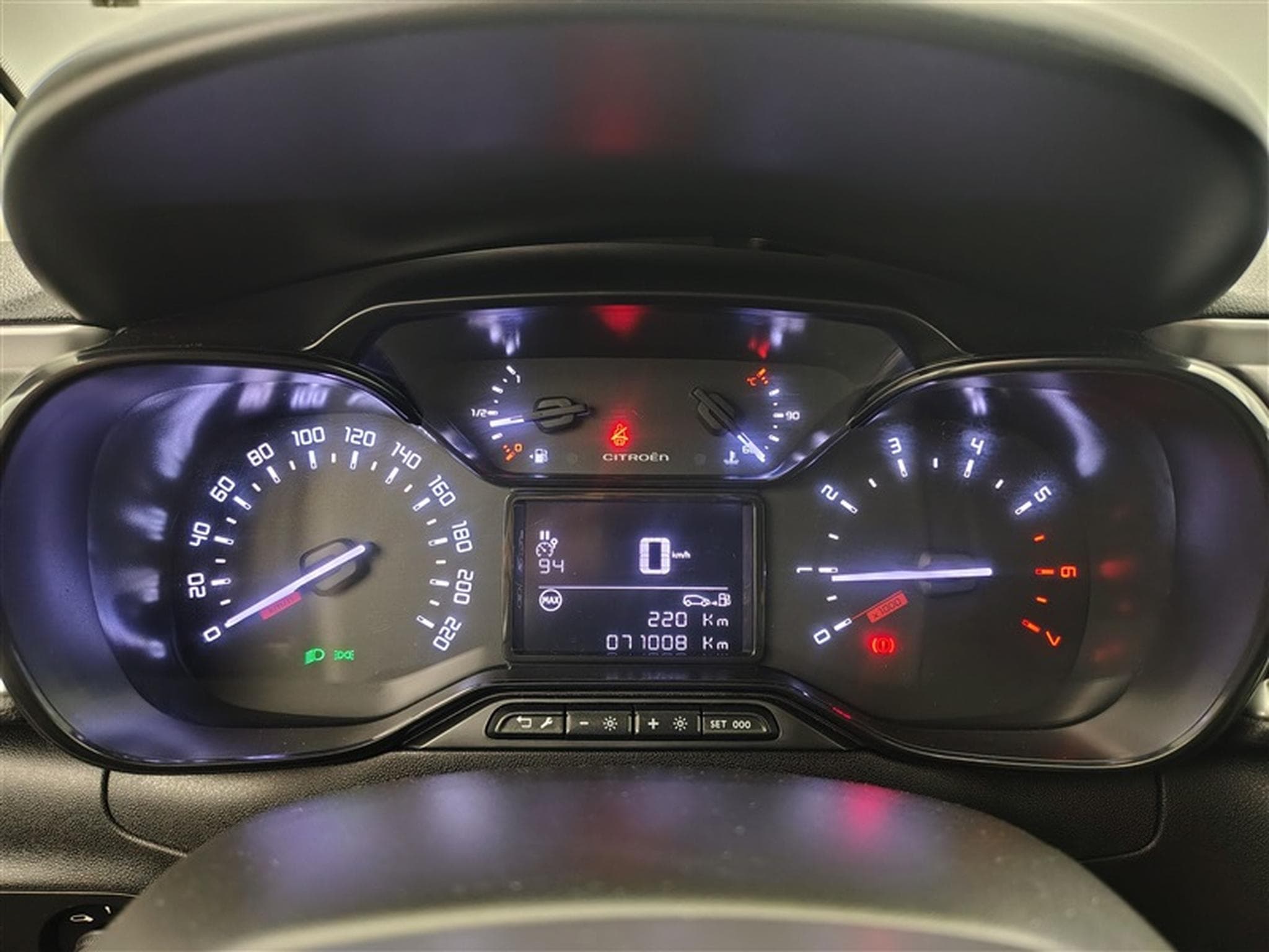 Citroen C3 1.2i PureTech Shine CARPLAY / FULL LED / JA 16" (2023) - Photo 10