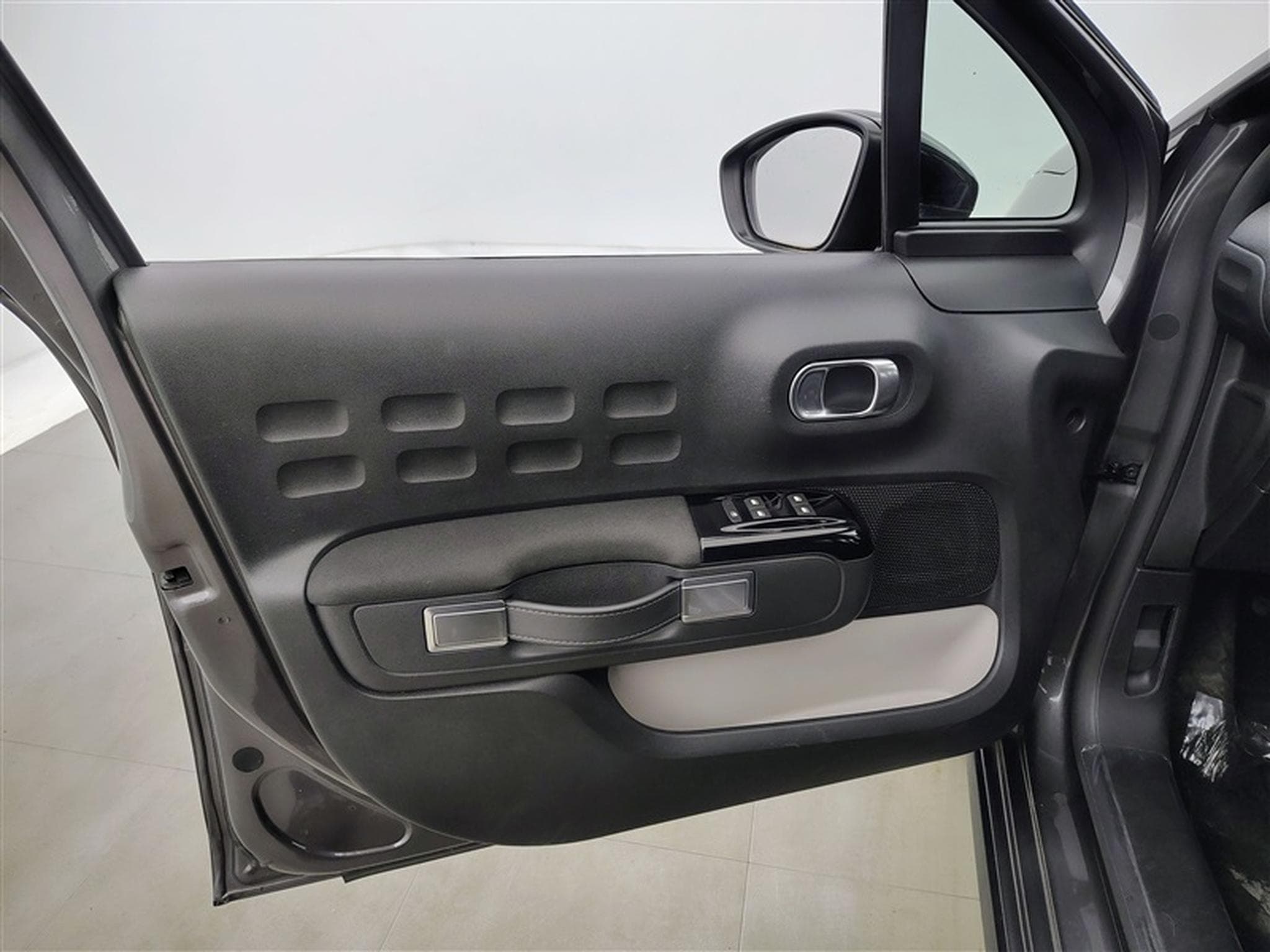 Citroen C3 1.2i PureTech Shine CARPLAY / FULL LED / JA 16" (2023) - Photo 16