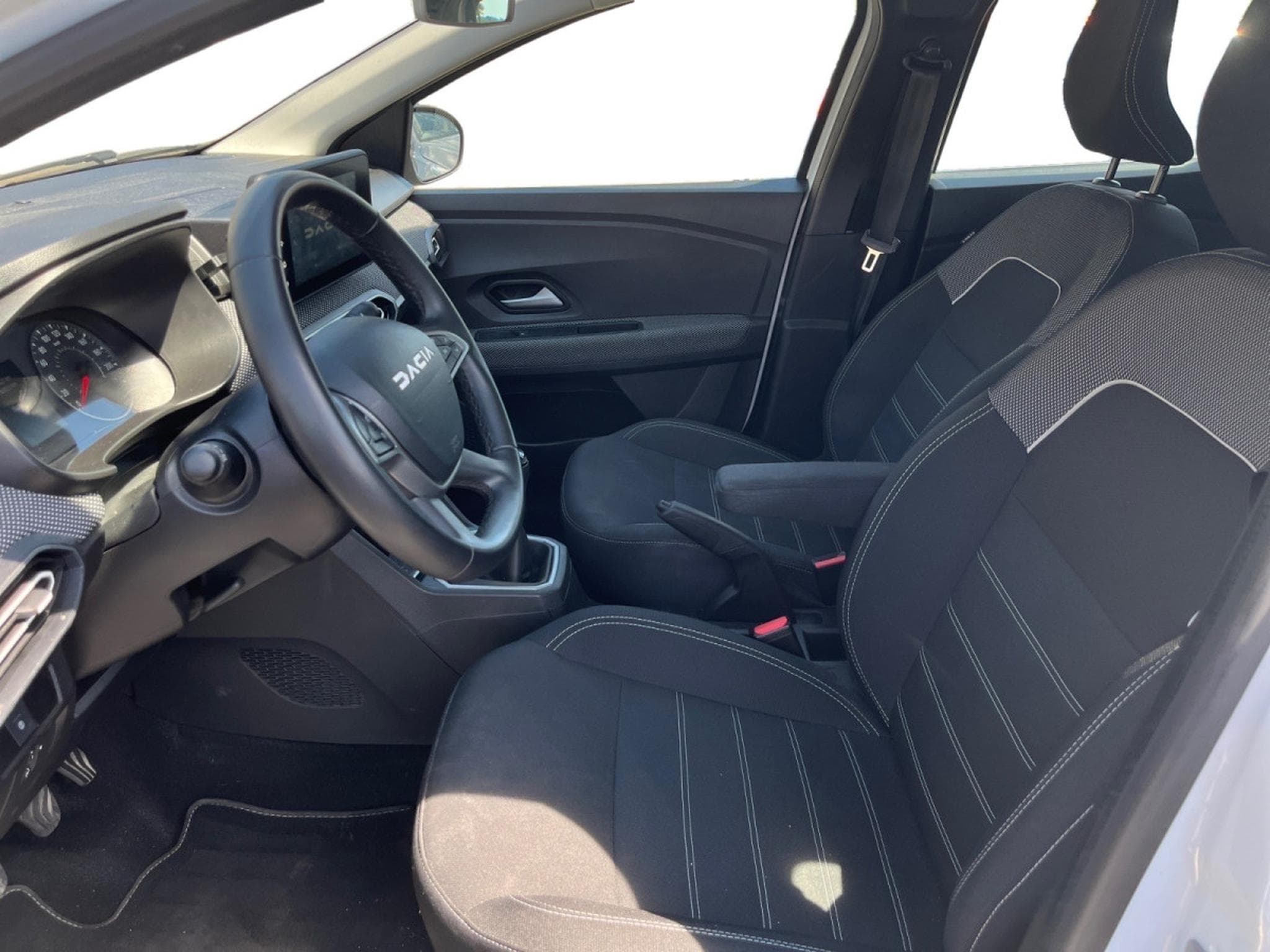 Dacia Sandero 1.0 TCe Journey (2024) - Photo 11
