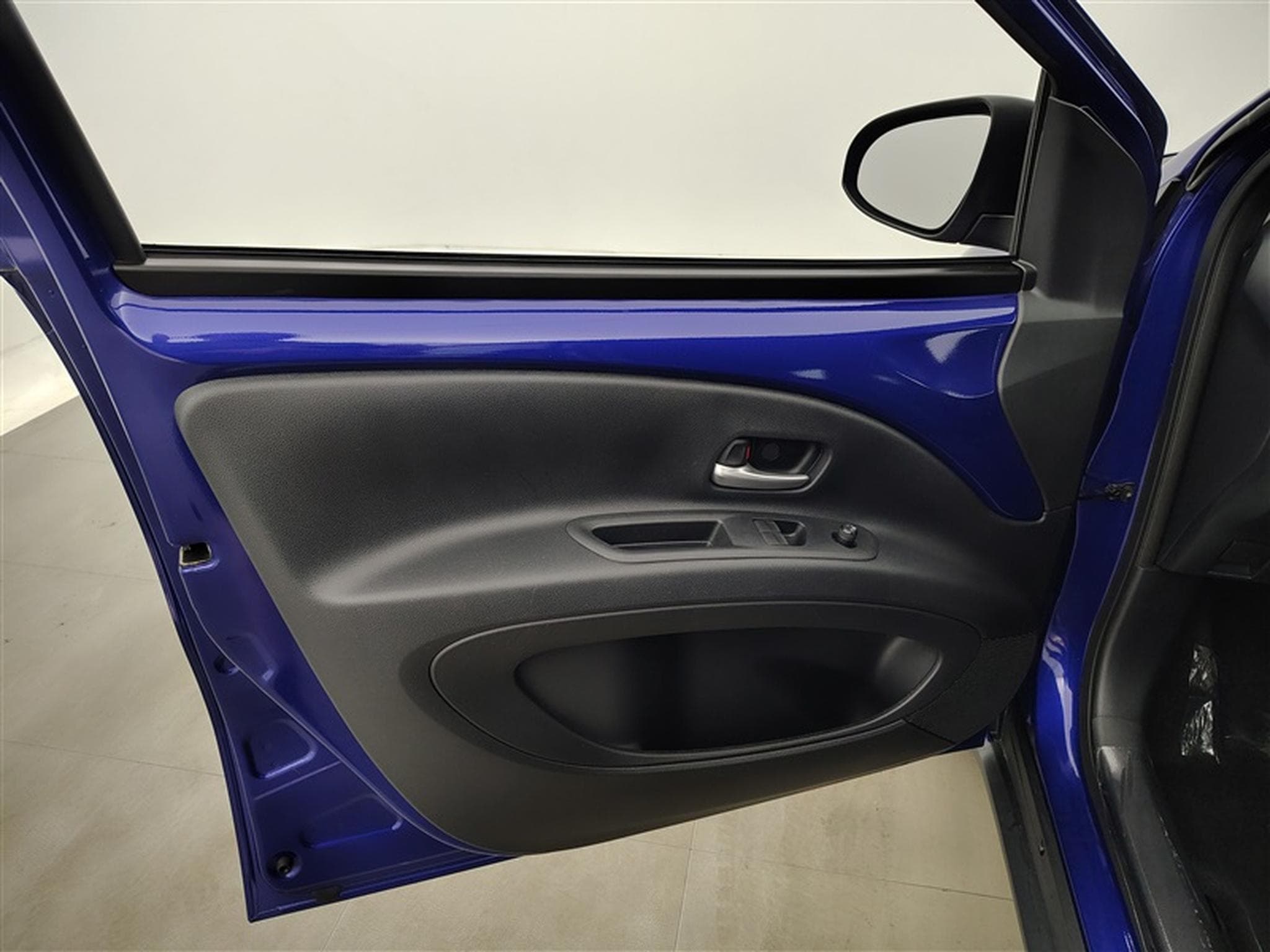 Toyota Aygo 1.0i VVT-i x II CARPLAY / CAMERA (2023) - Foto 17