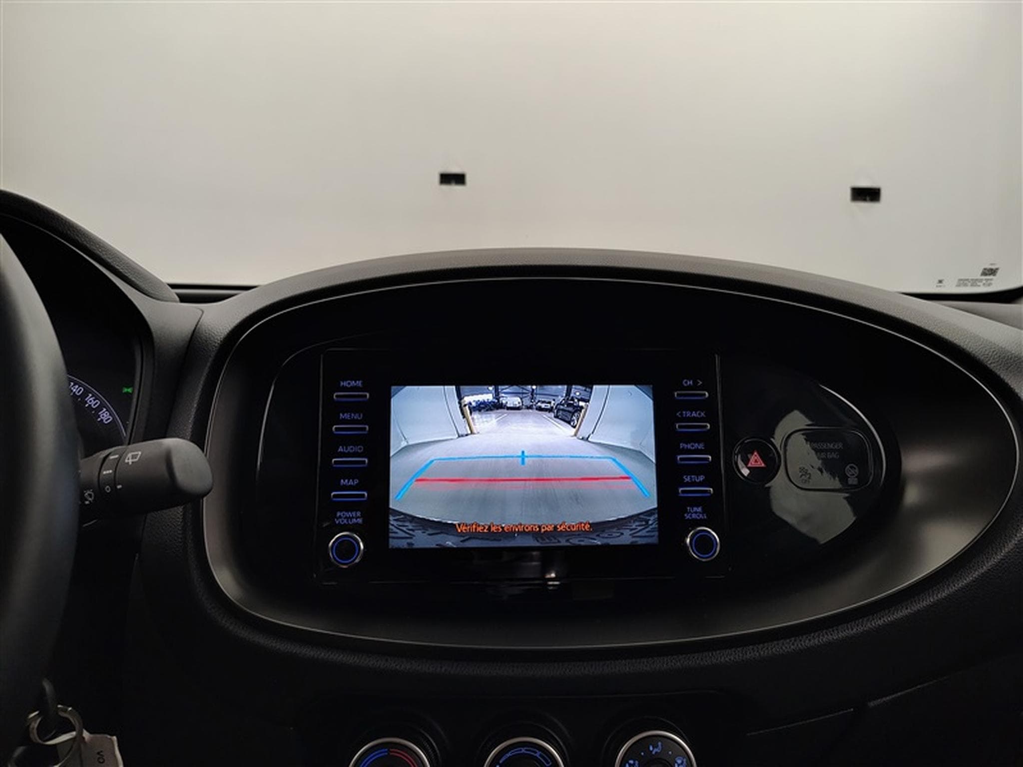 Toyota Aygo 1.0i VVT-i x II CARPLAY / CAMERA (2023) - Foto 18