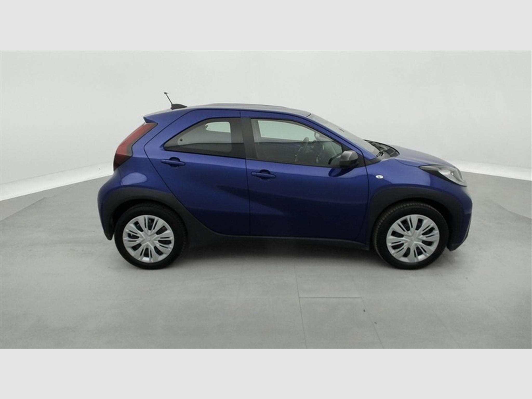 Toyota Aygo 1.0i VVT-i x II CARPLAY / CAMERA (2023) - Foto 24