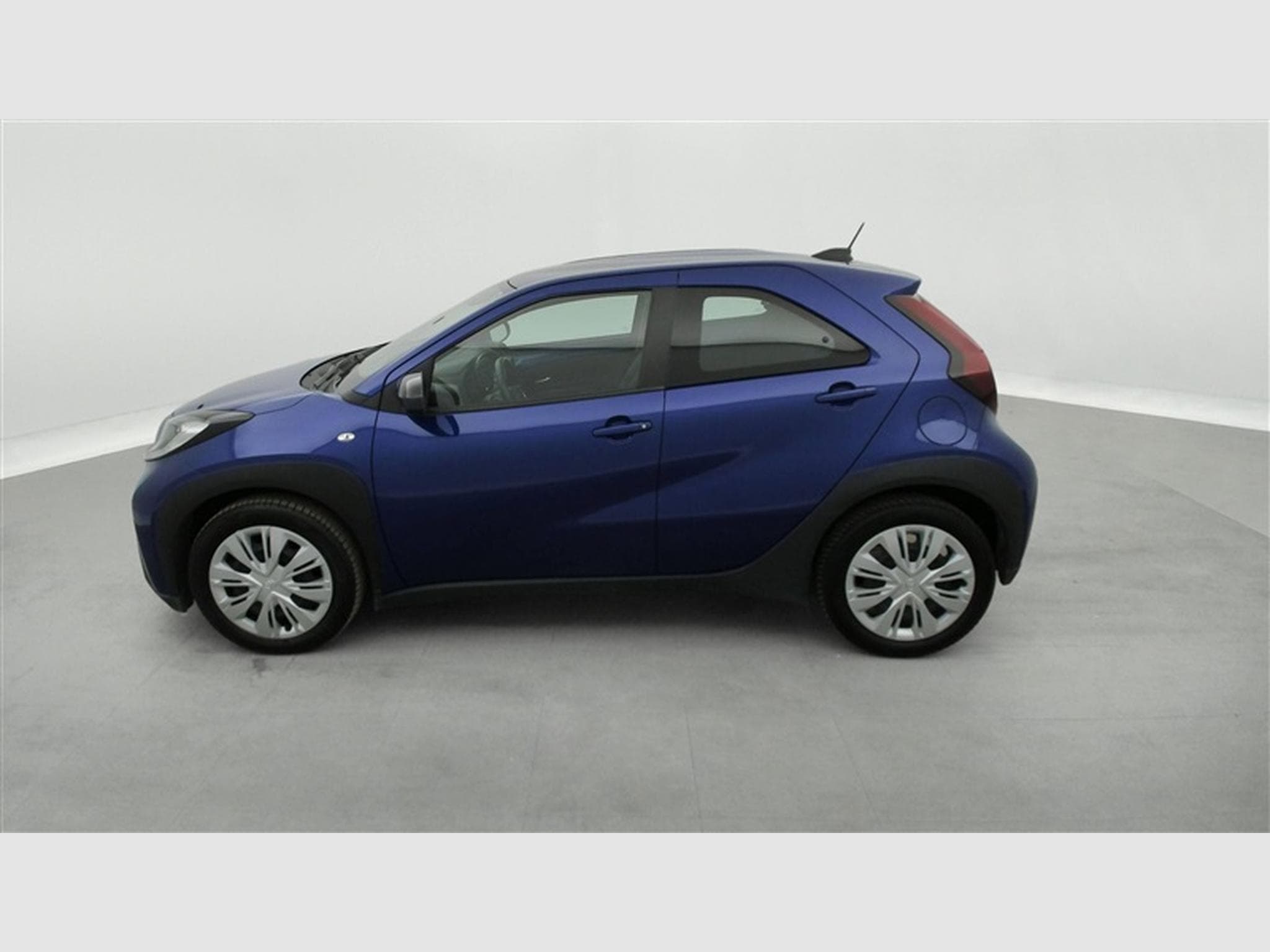 Toyota Aygo 1.0i VVT-i x II CARPLAY / CAMERA (2023) - Foto 3
