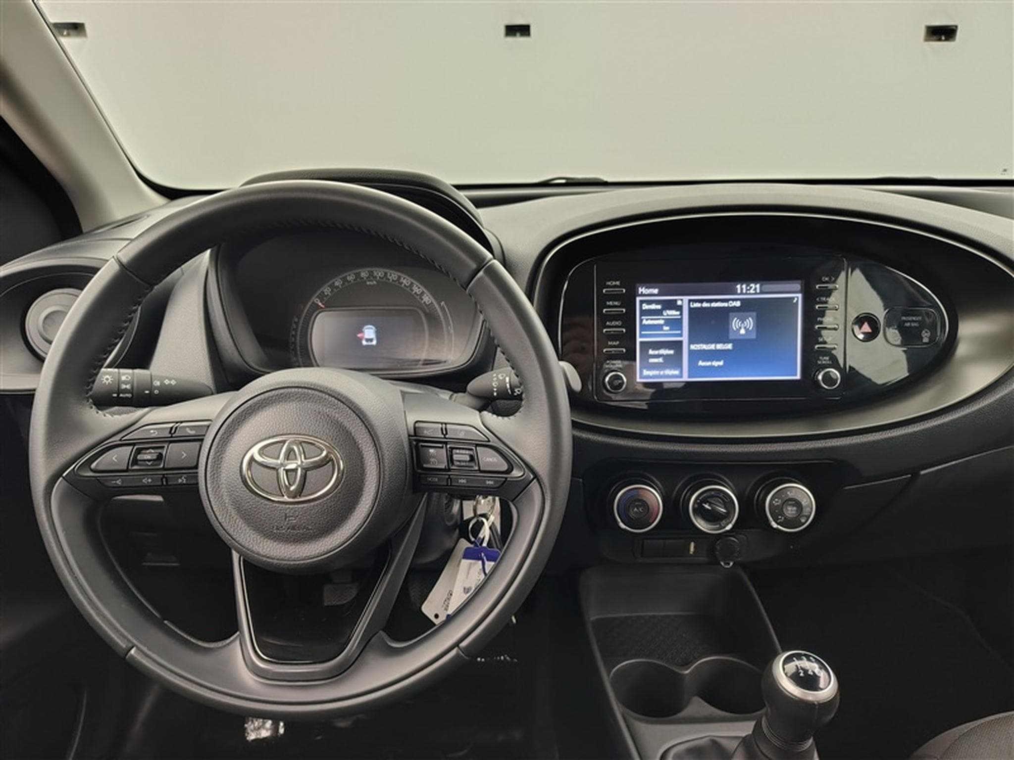 Toyota Aygo 1.0i VVT-i x II CARPLAY / CAMERA (2023) - Foto 9