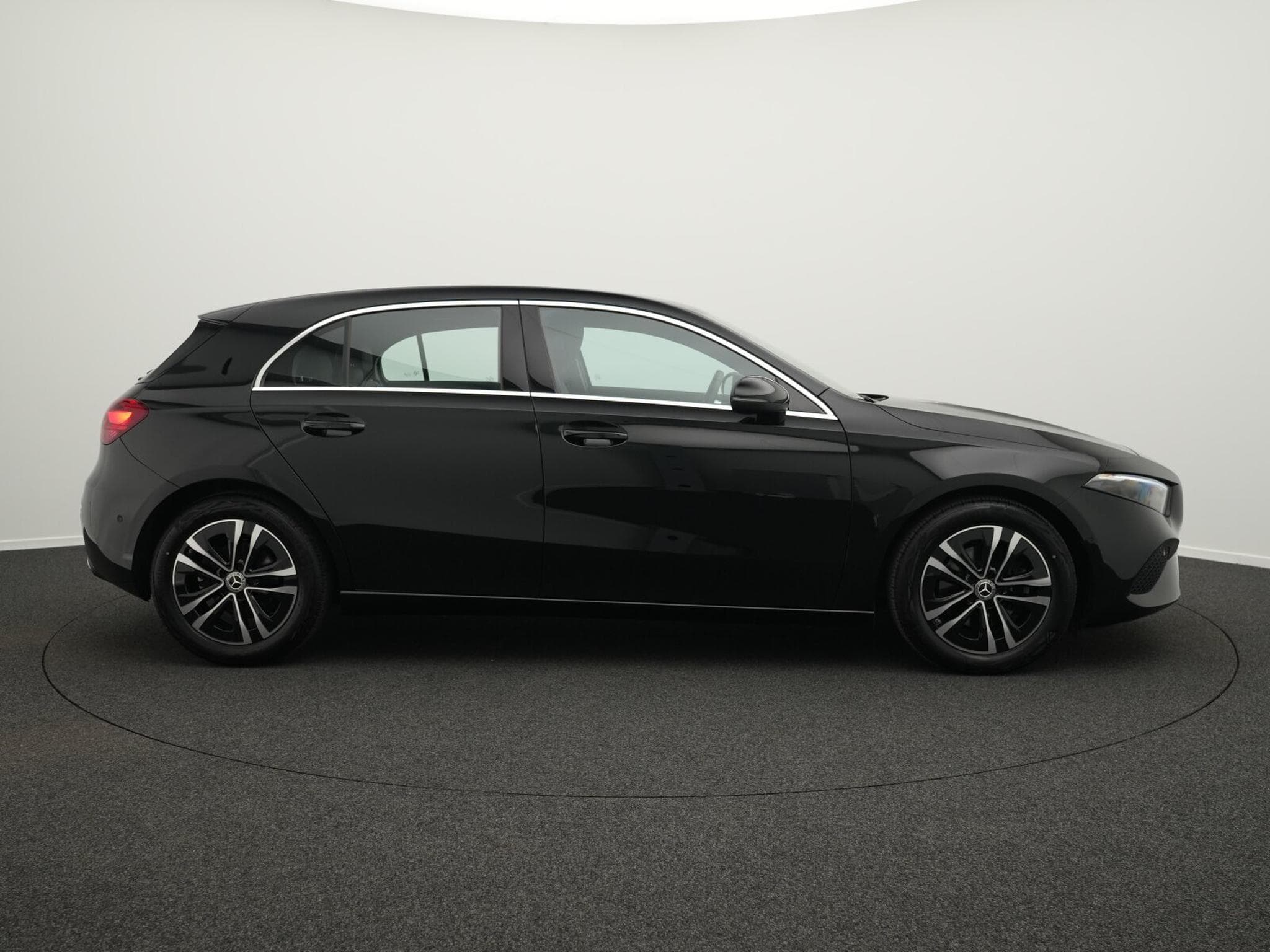 Mercedes A 180 d Kompaktlimousine LED+Kamera+Apple+MBUX (2025) - Photo 5