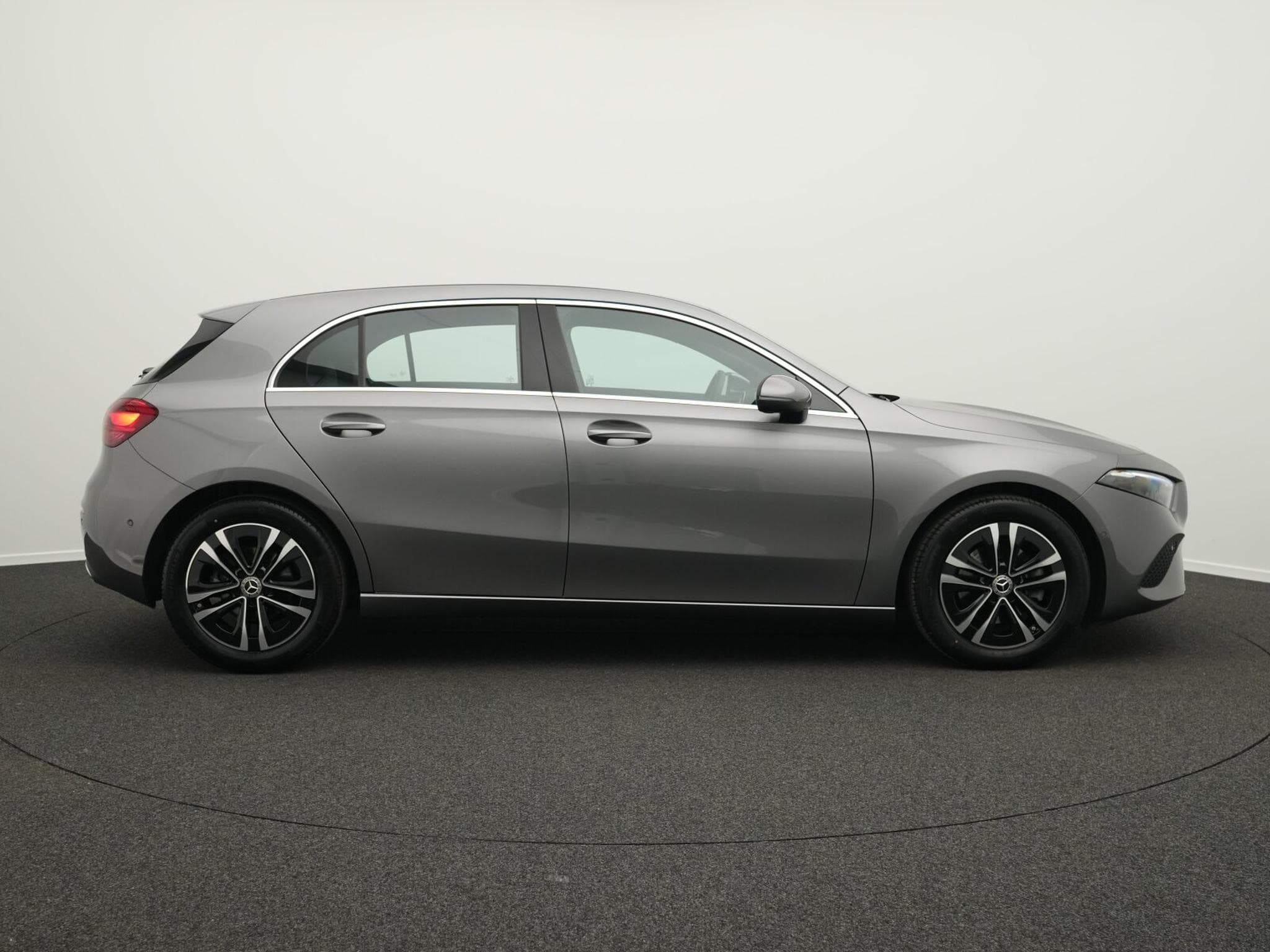 Mercedes A 180 Kompaktlimousine LED+Kamera+Apple+MBUX (2025) - Photo 5