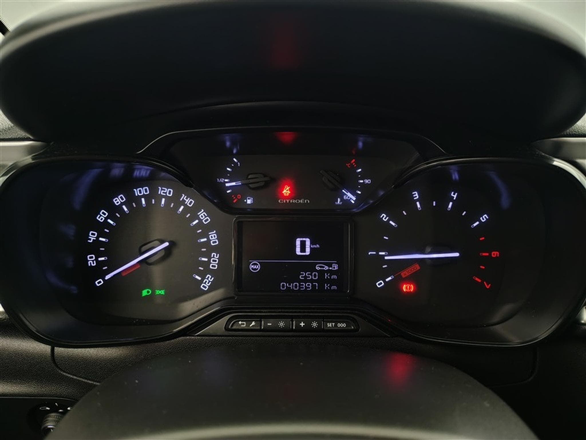 Citroen C3 1.2i PureTech Shine CARPLAY / FULL LED / JA 16" (2023) - Photo 10
