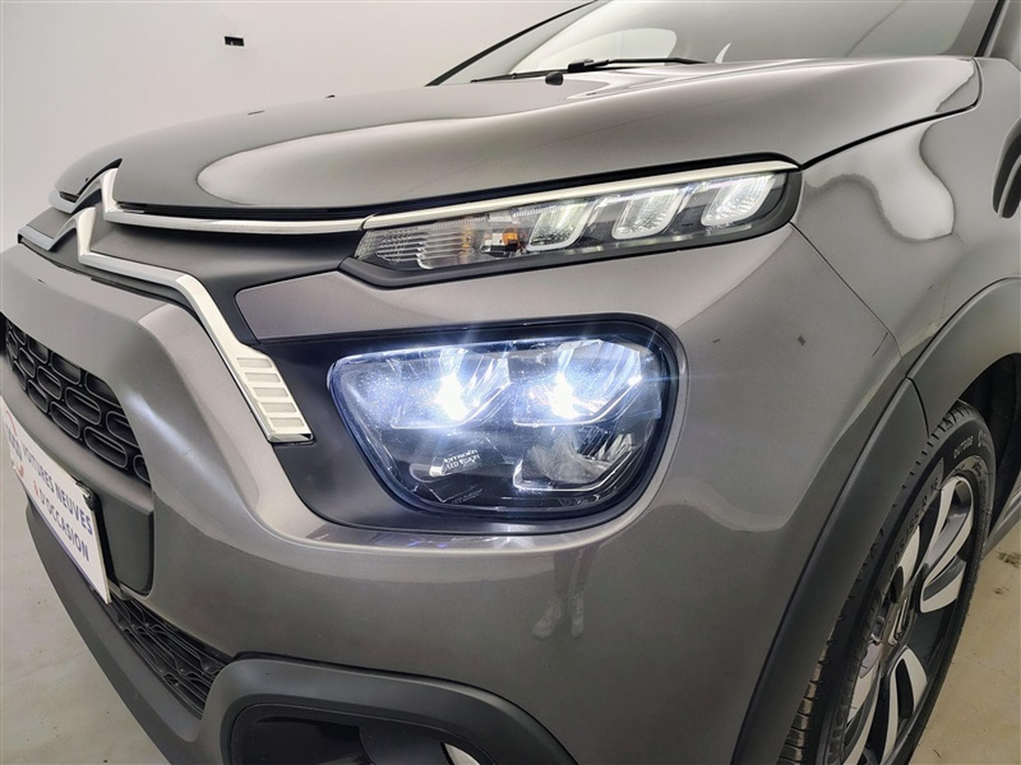 Citroen C3 1.2i PureTech Shine CARPLAY / FULL LED / JA 16" (2023) - Photo 15