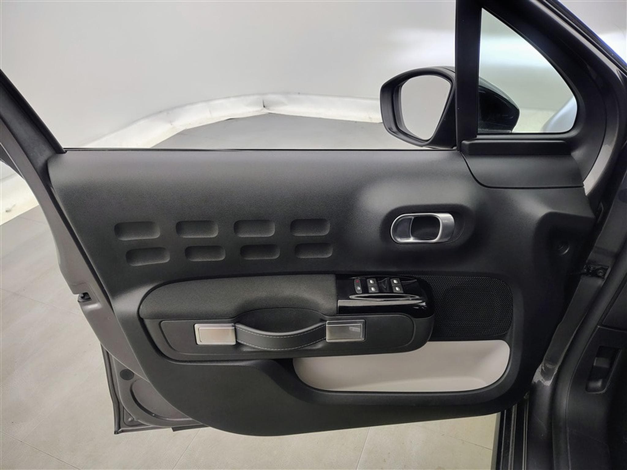 Citroen C3 1.2i PureTech Shine CARPLAY / FULL LED / JA 16" (2023) - Photo 17