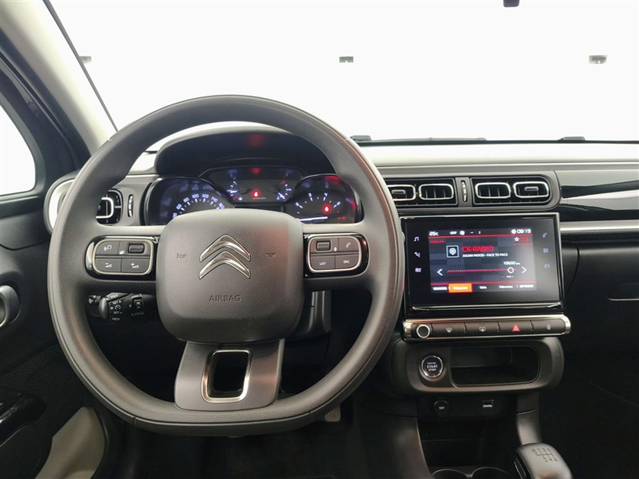 Citroen C3 1.2i PureTech Shine CARPLAY / FULL LED / JA 16" (2023) - Photo 9