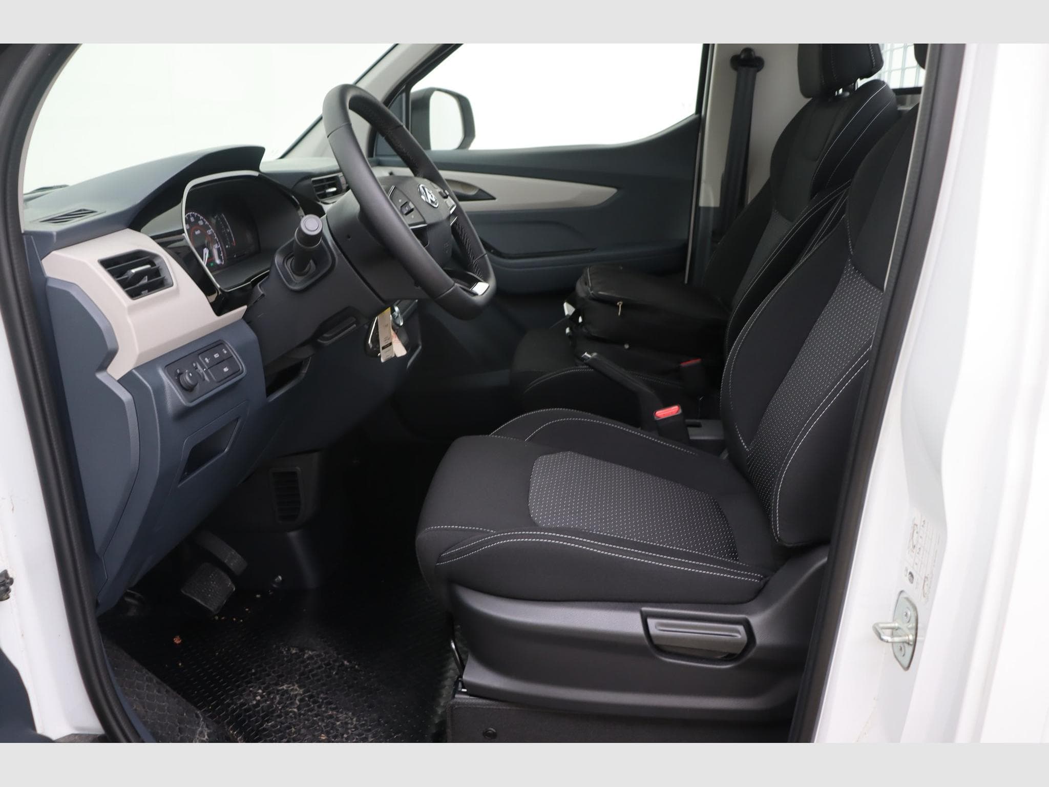 Maxus eDeliver 3 LONG WHEEL BASE (2025) - Photo 13