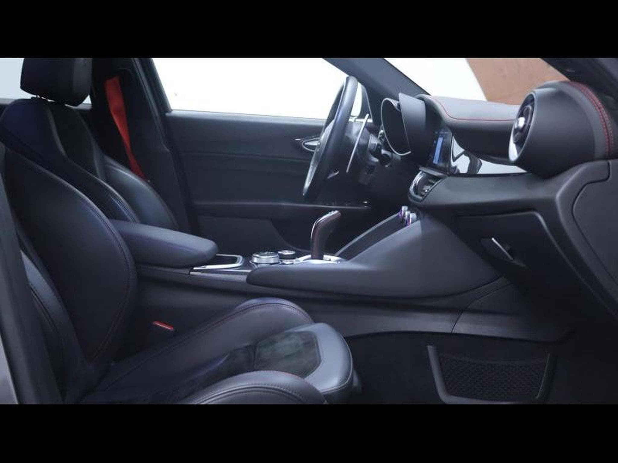 Alfa-Romeo Giulia 2.9 V6 510 Quadrifoglio (2021) - Photo 12