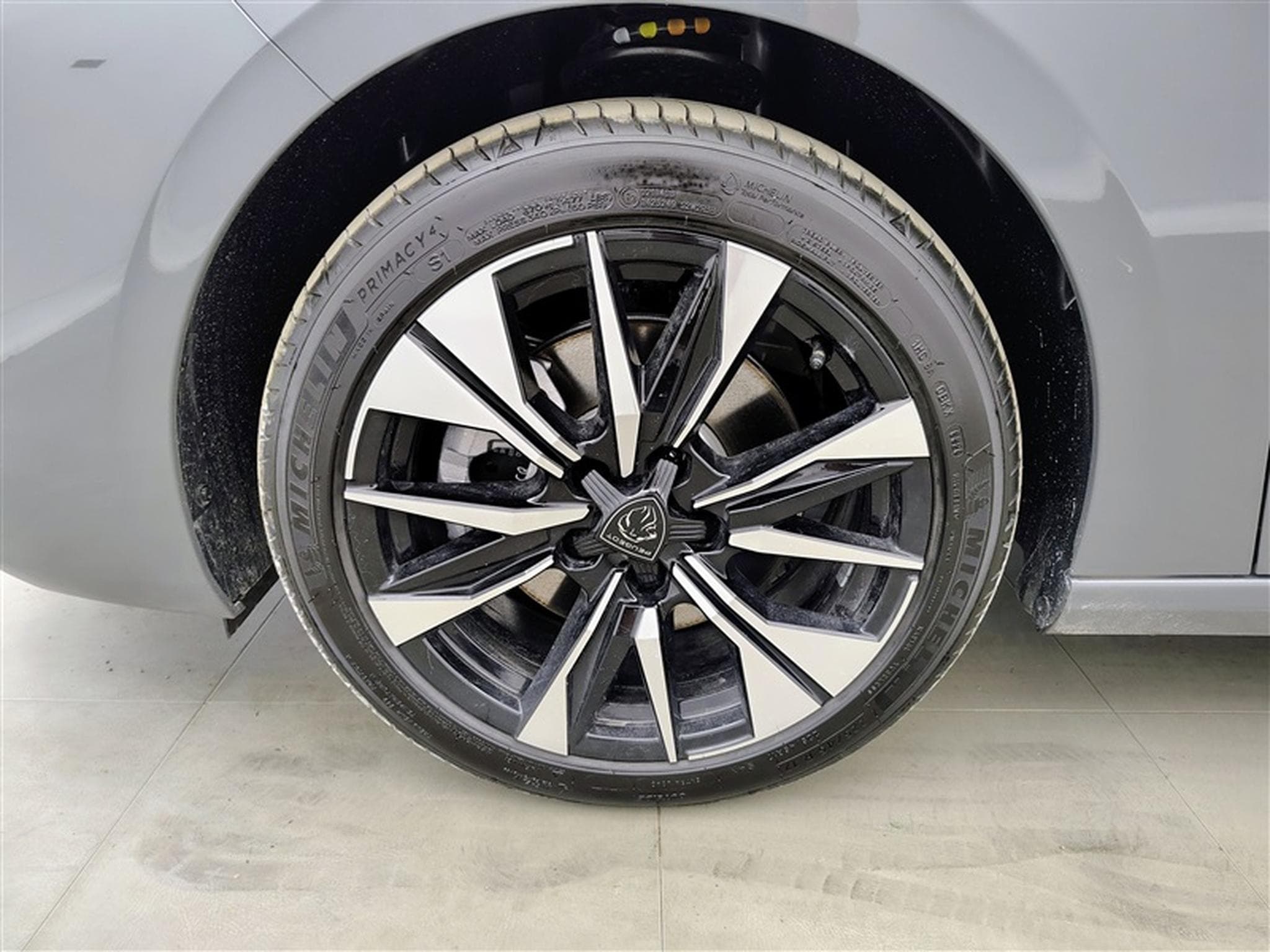 Peugeot 308 1.5 BlueHDi 130cv EAT8 Allure NAVI / FULL LED / CAMERA 360° (2026) - Foto 13