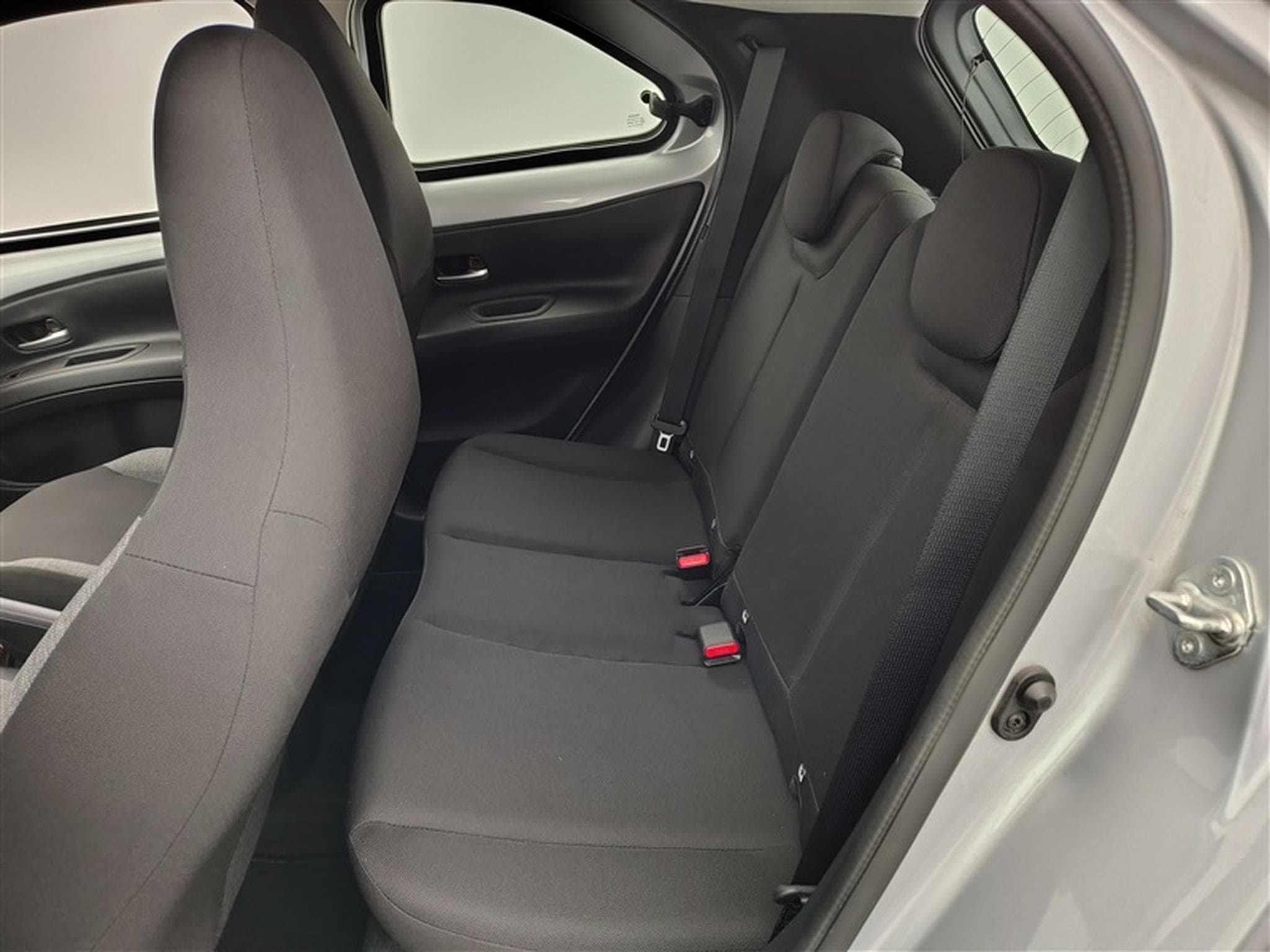 Toyota Aygo 1.0i VVT-i X play (2023) - Photo 13